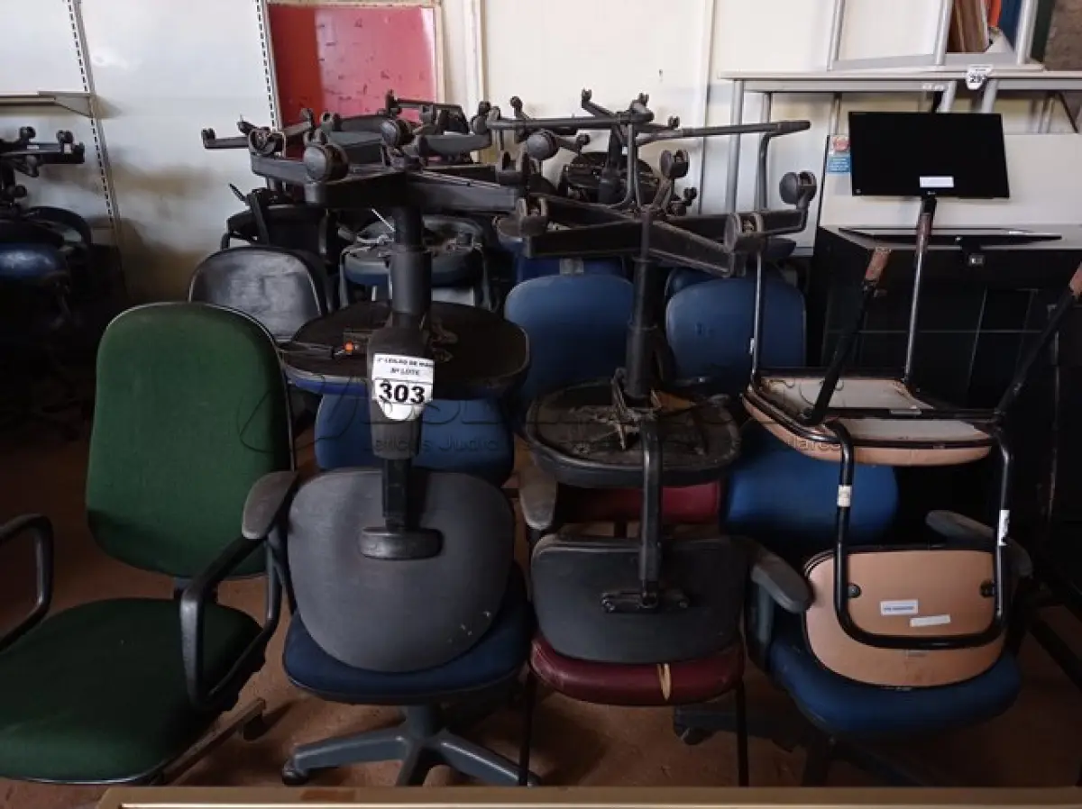 LOTE 303 - 06 CADEIRAS DE ESCRITÓRIO SENDO 03 COM BASE GIRATÓRIA. (NO ESTADO) ATENÇÃO! FAZER A VISITAÇÃO ANTES DE ARREMATAR, NÃO SABEMOS SE FUNCIONA. LEILÃO NÃO TEM GARANTIA E NEM DEVOLUÇÃO, SUJEITO A POSSÍVEIS AVARIAS VISÍVEIS/OCULTAS E/OU AUSÊNCIA DE COMPONENTES.