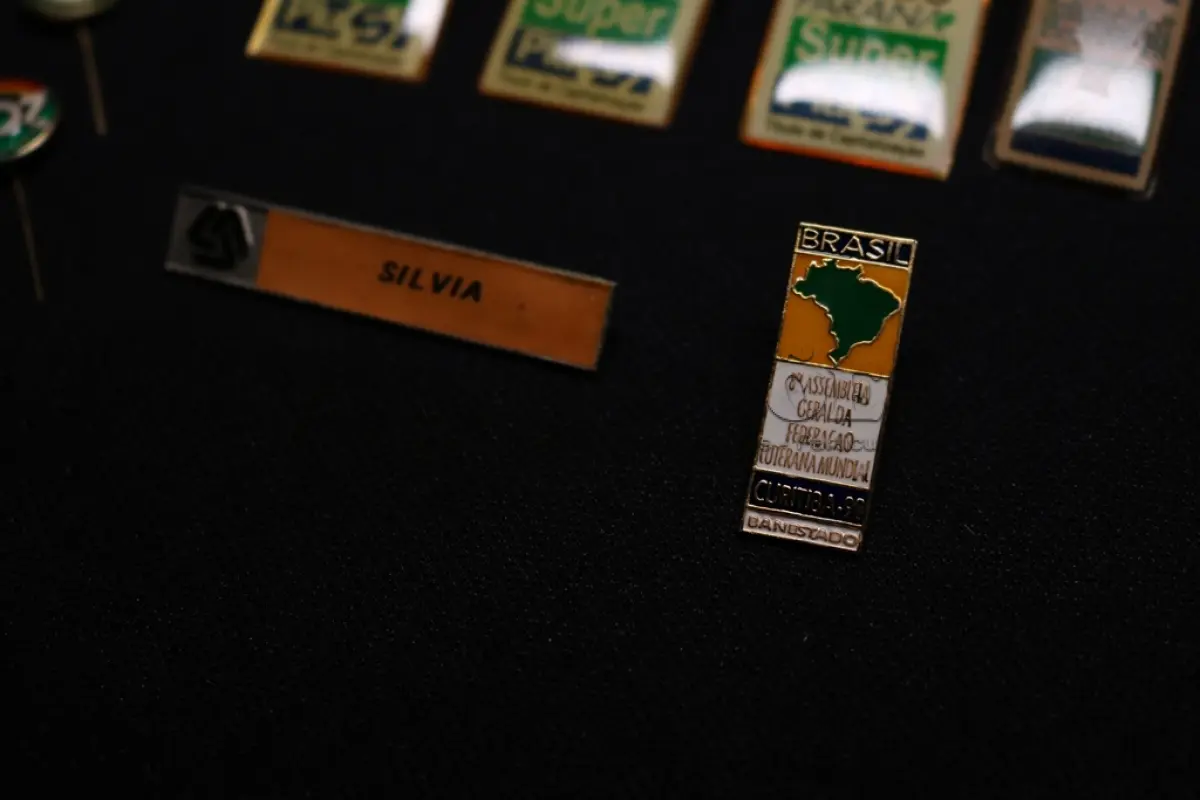 LOTE 045 - LOTE 45 – BANESTADO 	OBJETO	OBSERVAÇÕES 1.		Medalha Prateada Banestado – sem uso	3 unidades 2.		Medalha Associação Banestado – Inauguração Ginásio de Esportes-  30 de outubro de 1982	5 unidades 3.		Pin Banestado Feira do Paraná Super Plus Titulo de Capitalização.	3 unidades 4.		Pin CIN Centro Internacional de Negócios -  Banestado	1 unidade 5.		Pin 8ª Assembleia Geral da Federação Luterana Mundial – 1998 - Banestado	1 unidade 6.		Crachá de funcionário Banestado em metal	1 unidade 7.		Medalha Campeonato Paranaense de Natação – Associação Masters do Paraná. 2000. Banestado	1 unidade 8.		Medalha Honra ao Mérito - Banestado	1 unidade 9.		Alfinete de Lapela Banestado – Foz do Iguacu	1 unidade 10.		Alfinete de Lapela Banestado – Pato Branco	2 unidade