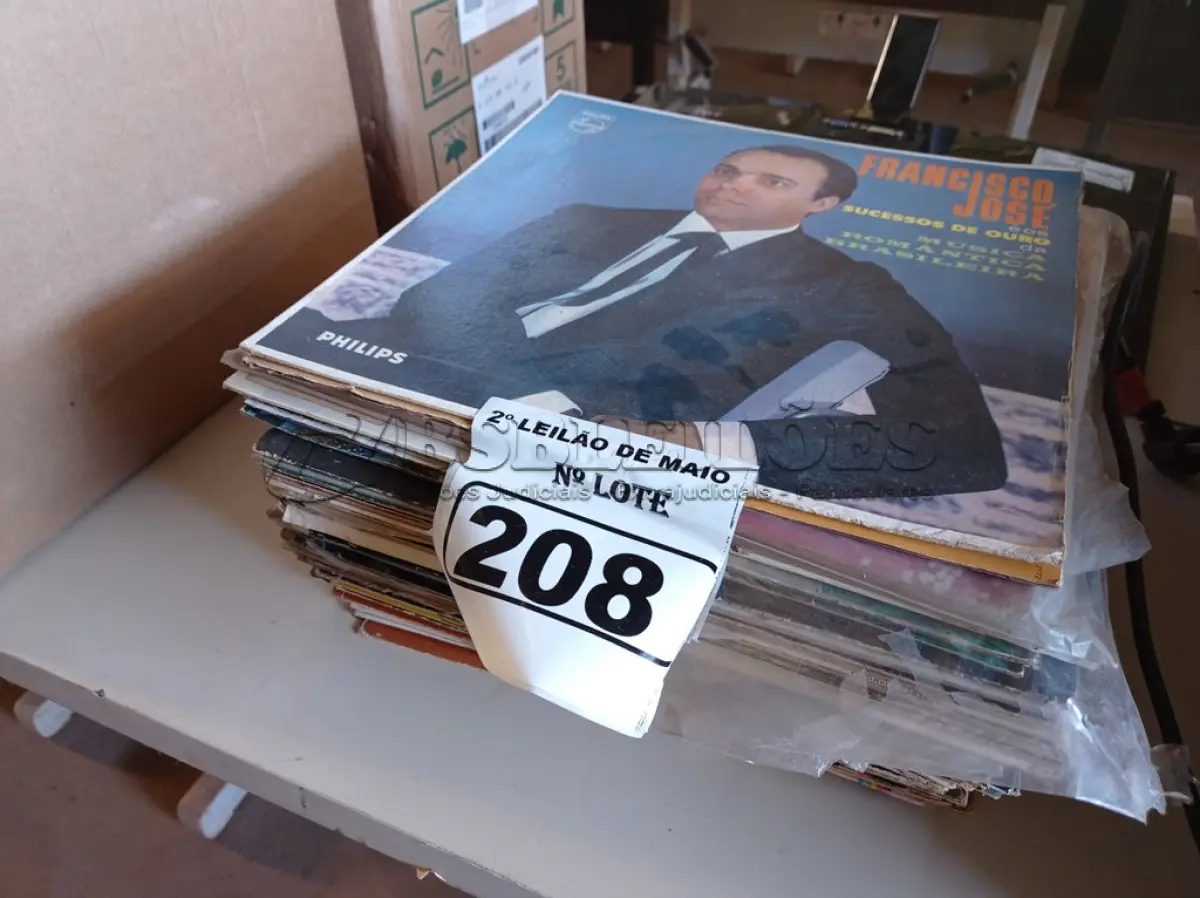 LOTE 208 - 01 LOTE COM VÁRIOS DISCOS DE VINIL. (NO ESTADO) ATENÇÃO! FAZER A VISITAÇÃO ANTES DE ARREMATAR, NÃO SABEMOS SE FUNCIONA. LEILÃO NÃO TEM GARANTIA E NEM DEVOLUÇÃO, SUJEITO A POSSÍVEIS AVARIAS VISÍVEIS/OCULTAS E/OU AUSÊNCIA DE COMPONENTES.