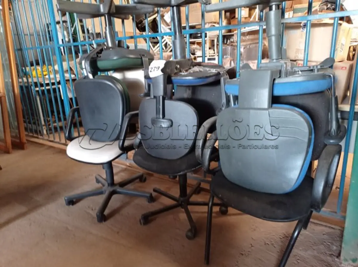 LOTE 279 - 06 CADEIRAS DE ESCRITÓRIO SENDO 01 COM BASE FIXA. (NO ESTADO) ATENÇÃO! FAZER A VISITAÇÃO ANTES DE ARREMATAR, NÃO SABEMOS SE FUNCIONA. LEILÃO NÃO TEM GARANTIA E NEM DEVOLUÇÃO, SUJEITO A POSSÍVEIS AVARIAS VISÍVEIS/OCULTAS E/OU AUSÊNCIA DE COMPONENTES.