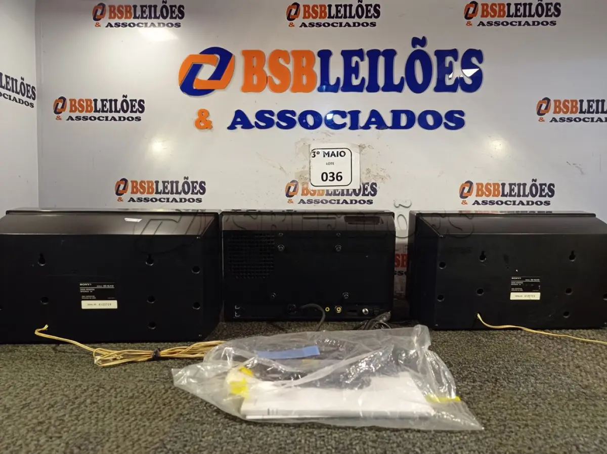 LOTE 036 - 01 APARELHO DVD COM TELA, 02 CAIXAS DE SOM E 01 CONTROLE MARCA SONY. (NO ESTADO) ATENÇÃO! FAZER A VISITAÇÃO ANTES DE ARREMATAR, NÃO SABEMOS SE FUNCIONA. LEILÃO NÃO TEM GARANTIA E NEM DEVOLUÇÃO, SUJEITO A POSSÍVEIS AVARIAS VISÍVEIS/OCULTAS E/OU AUSÊNCIA DE COMPONENTES.