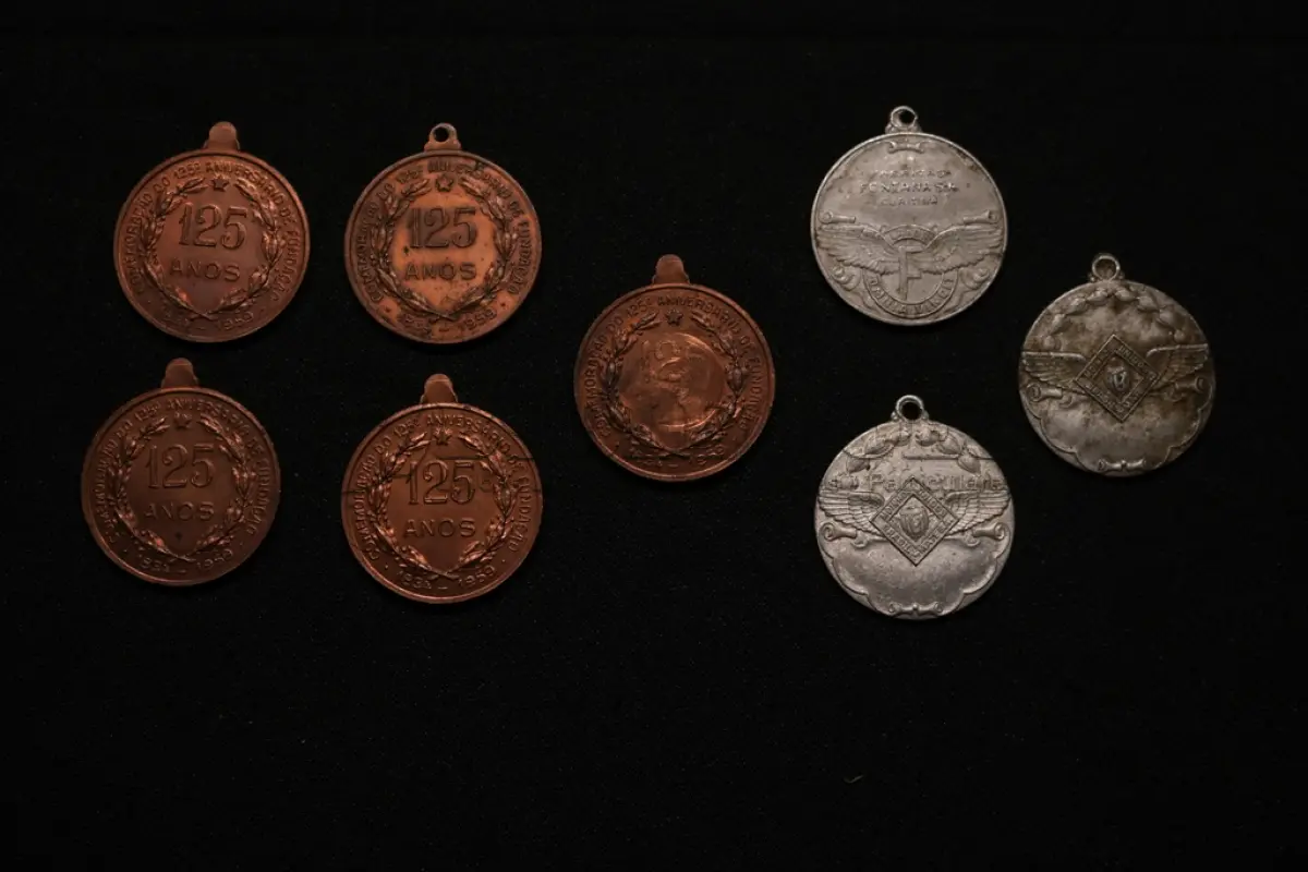 LOTE 021 - LOTE 21 – MEDALHAS FERNANDO MOREIRA 	MEDALHA	OBSERVAÇÕES 1.		Fabrica Fontana – 125 anos. 1959 Gravadores: José Peón e José Tortatto	Acobreada 2.		Fabrica Fontana – 125 anos. 1959 Gravadores: José Peón e José Tortatto	Acobreada 3.		Fabrica Fontana – 125 anos. 1959 Gravadores: José Peón e José Tortatto	Acobreada 4.		Fabrica Fontana – 125 anos. 1959 Gravadores: José Peón e José Tortatto	Acobreada 5.		Fabrica Fontana – 125 anos. 1959 Gravadores: José Peón e José Tortatto	Acobreada 6.		Fabrica Fontana  Gravadores: José Peón e José Tortatto	Alumínio 7.		Moinhos Unidos do Brasil – Mate S.A.	Alumínio 8.		Moinhos Unidos do Brasil – Mate S.A.	Alumínio