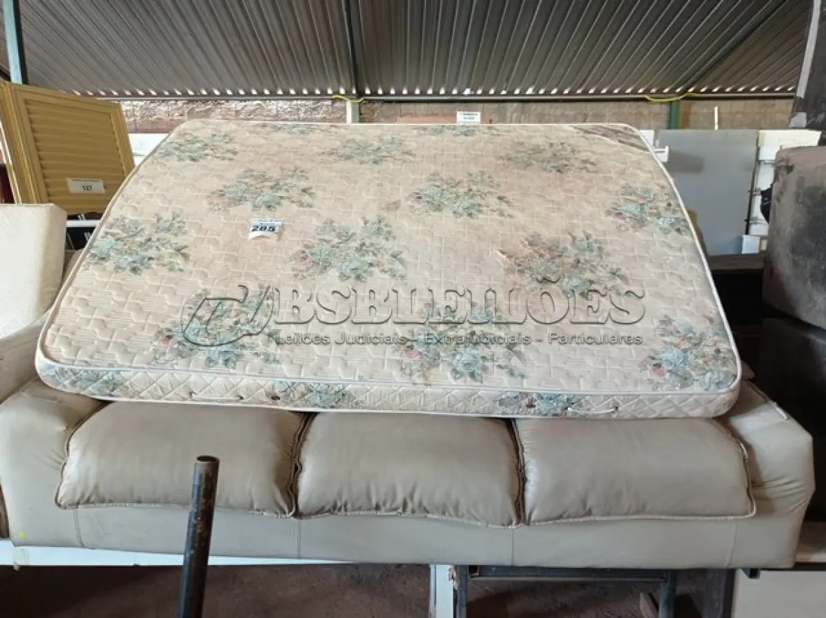 LOTE 285 - 01 SOFÁ DE 03 LUGARES, 01 COLCHÃO DE CASAL E 01 POLTRONA. (NO ESTADO) ATENÇÃO! FAZER A VISITAÇÃO ANTES DE ARREMATAR, NÃO SABEMOS SE FUNCIONA. LEILÃO NÃO TEM GARANTIA E NEM DEVOLUÇÃO, SUJEITO A POSSÍVEIS AVARIAS VISÍVEIS/OCULTAS E/OU AUSÊNCIA DE COMPONENTES.