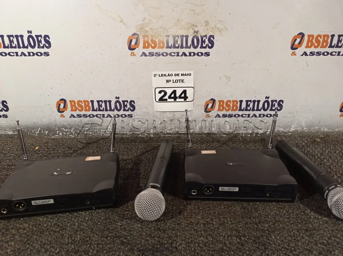 LOTE 244 - 02 BASES E 02 MICROFONES SEM FIO MARCAS SHURE. (NO ESTADO) ATENÇÃO! FAZER A VISITAÇÃO ANTES DE ARREMATAR, NÃO SABEMOS SE FUNCIONA. LEILÃO NÃO TEM GARANTIA E NEM DEVOLUÇÃO, SUJEITO A POSSÍVEIS AVARIAS VISÍVEIS/OCULTAS E/OU AUSÊNCIA DE COMPONENTES.