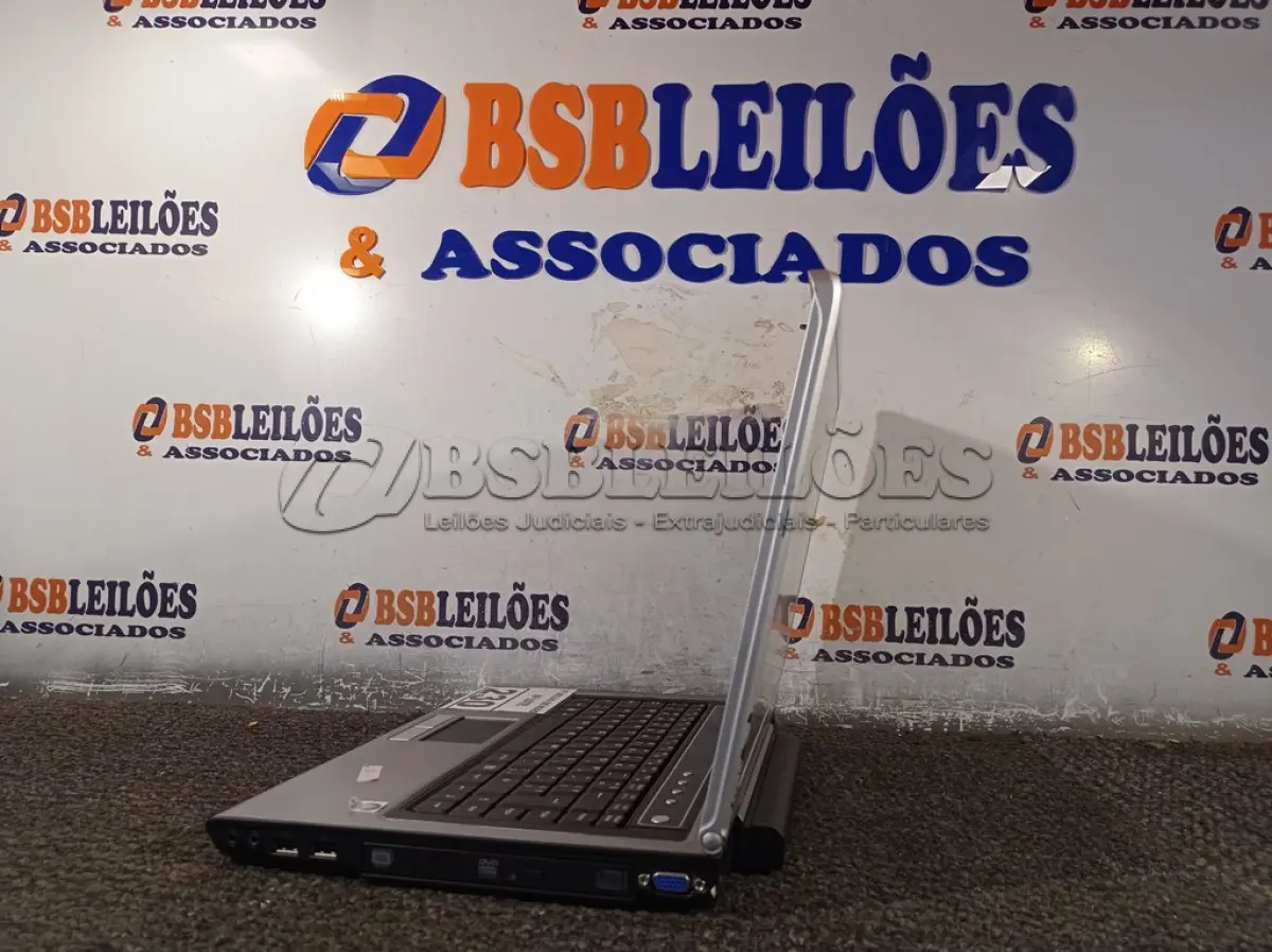 LOTE 230 - 01 NOTEBOOK MARCA VECTOR 6670. (NO ESTADO) ATENÇÃO! FAZER A VISITAÇÃO ANTES DE ARREMATAR, NÃO SABEMOS SE FUNCIONA. LEILÃO NÃO TEM GARANTIA E NEM DEVOLUÇÃO, SUJEITO A POSSÍVEIS AVARIAS VISÍVEIS/OCULTAS E/OU AUSÊNCIA DE COMPONENTES.