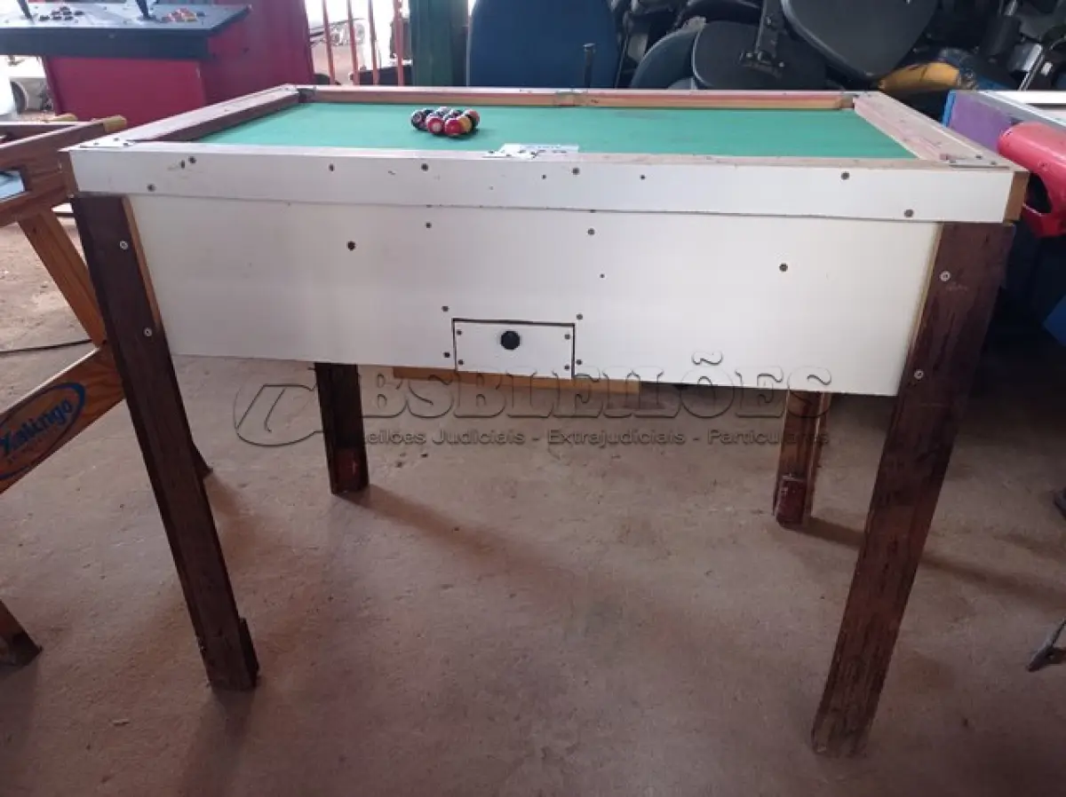 LOTE 343 - 01 MESA DE SINUCA PEQUENA. (NO ESTADO) ATENÇÃO! FAZER A VISITAÇÃO ANTES DE ARREMATAR, NÃO SABEMOS SE FUNCIONA. LEILÃO NÃO TEM GARANTIA E NEM DEVOLUÇÃO, SUJEITO A POSSÍVEIS AVARIAS VISÍVEIS/OCULTAS E/OU AUSÊNCIA DE COMPONENTES.