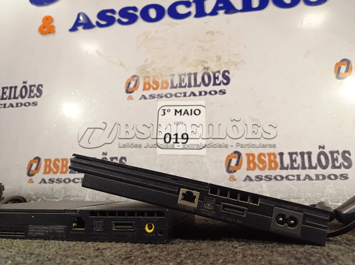 LOTE 019 - 02 PS2 MARCA SONY E 02 CONTROLES. (NO ESTADO) ATENÇÃO! FAZER A VISITAÇÃO ANTES DE ARREMATAR, NÃO SABEMOS SE FUNCIONA. LEILÃO NÃO TEM GARANTIA E NEM DEVOLUÇÃO, SUJEITO A POSSÍVEIS AVARIAS VISÍVEIS/OCULTAS E/OU AUSÊNCIA DE COMPONENTES.