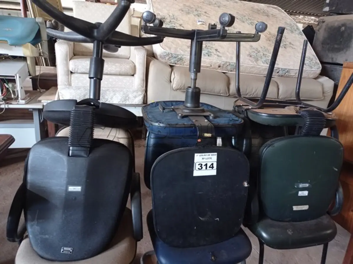 LOTE 314 - 06 CADEIRAS DE ESCRITÓRIO SENDO 02 COM BASE GIRATÓRIA. (NO ESTADO) ATENÇÃO! FAZER A VISITAÇÃO ANTES DE ARREMATAR, NÃO SABEMOS SE FUNCIONA. LEILÃO NÃO TEM GARANTIA E NEM DEVOLUÇÃO, SUJEITO A POSSÍVEIS AVARIAS VISÍVEIS/OCULTAS E/OU AUSÊNCIA DE COMPONENTES.