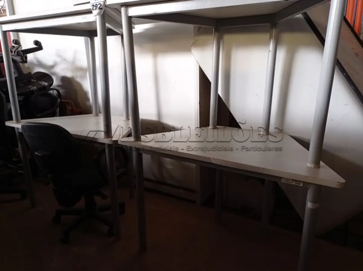 LOTE 292 - 05 MESAS DE CANTO COM BASE DE FERRO E TAMPO DE MADEIRA E 01 CADEIRA DE ESCRITÓRIO COM BASE GIRATÓRIA. (NO ESTADO) ATENÇÃO! FAZER A VISITAÇÃO ANTES DE ARREMATAR, NÃO SABEMOS SE FUNCIONA. LEILÃO NÃO TEM GARANTIA E NEM DEVOLUÇÃO, SUJEITO A POSSÍVEIS AVARIAS VISÍVEIS/OCULTAS E/OU AUSÊNCIA DE COMPONENTES.