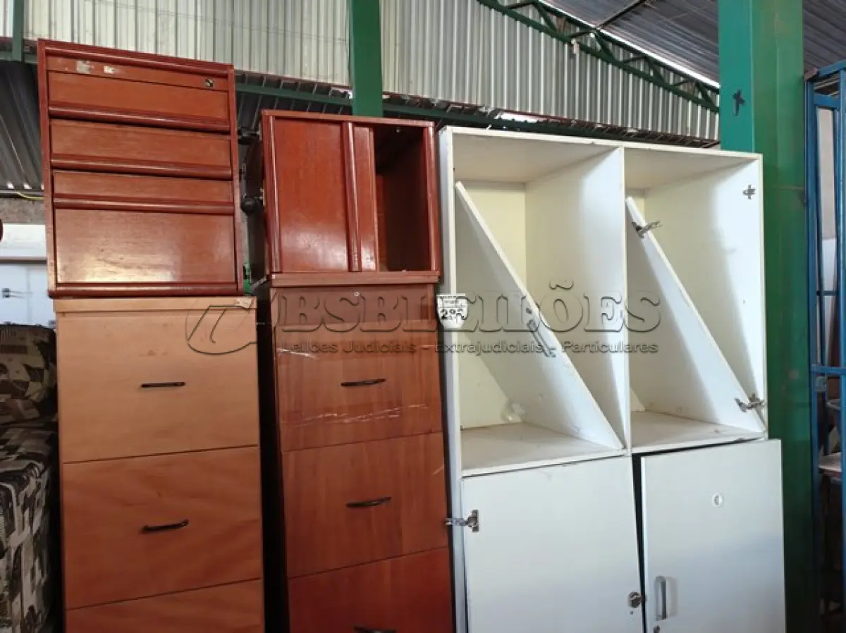 LOTE 282 - 01 ARMÁRIO, 02 ARQUIVOS E 02 GAVETEIROS EM MADEIRA. (NO ESTADO) ATENÇÃO! FAZER A VISITAÇÃO ANTES DE ARREMATAR, NÃO SABEMOS SE FUNCIONA. LEILÃO NÃO TEM GARANTIA E NEM DEVOLUÇÃO, SUJEITO A POSSÍVEIS AVARIAS VISÍVEIS/OCULTAS E/OU AUSÊNCIA DE COMPONENTES.