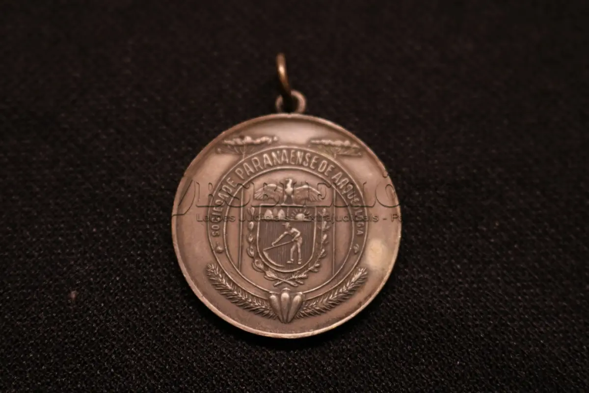 LOTE 006 - LOTE 6 – MEDALHAS CULTURA E LAZER 	MEDALHA	OBSERVAÇÕES 1.		Monumento a Tiradentes. 1927 Gravador: Jose Peon	Acobreada - envelope da Coleção Júlio Estrella Moreira 2.		1ª Exposição da Sociedade Paranaense de Arqueologia.1931.  Gravador: Jose Peon	Acobreada - envelope da Coleção Júlio Estrella Moreira 3.		1ª Exposição da Sociedade Paranaense de Arqueologia.1931.  Gravador: Jose Peon	Dourada - envelope da Coleção Júlio Estrella Moreira 4.		6° Concurso de Fotografia – Foto Clube do Paraná. 1943 – Gravador: Mueller	Acobreada - envelope da Coleção Júlio Estrella Moreira 5.		Exposição Filatélica Sulbrasileira – Sulbrape. 1949 Gravador: Jose Peon	Prova de Cunho, dourada. 6.		Exposição Filatélica Sulbrasileira – Sulbrape. 1949 Gravador: Jose Peon	Dourada - envelope da Coleção Júlio Estrella Moreira 7.		Sociedade Rio Branco 70 anos. 1954	Prova de Cunho - Dourada 8.		Sociedade Rio Branco 70 anos. 1954	Prova de Cunho - Dourada 9.		1° Festival de Música de Compositores Paranaenses - Aquibadan Sociedade Cultural.1963 Gravadores: José Peon e José Tortatto.