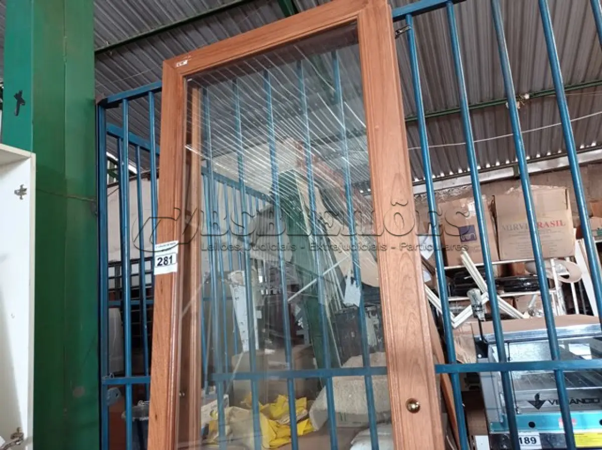 LOTE 281 - 02 PORTAS DE ARMÁRIO EM VIDRO COM MOLDURA DE MADEIRA. (NO ESTADO) ATENÇÃO! FAZER A VISITAÇÃO ANTES DE ARREMATAR, NÃO SABEMOS SE FUNCIONA. LEILÃO NÃO TEM GARANTIA E NEM DEVOLUÇÃO, SUJEITO A POSSÍVEIS AVARIAS VISÍVEIS/OCULTAS E/OU AUSÊNCIA DE COMPONENTES.