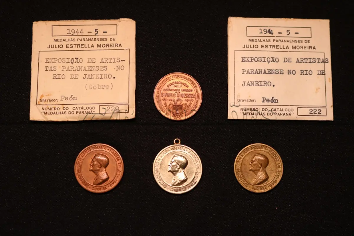 LOTE 011 - LOTE 11 – MEDALHAS – ALFREDO ANDERSEN 	MEDALHA	OBSERVAÇÕES 1.		1ª Exposição de Artistas Paranaenses no Rio de Janeiro. Sociedade de Amigos de Alfredo Andersen.1943. Gravador: José Peon	Cobre - envelope da Coleção Júlio Estrella Moreira 2.		1ª Exposição de Artistas Paranaenses no Rio de Janeiro. Sociedade de Amigos de Alfredo Andersen.1943. Gravador: José Peon	Cobre 3.		1ª Exposição de Artistas Paranaenses no Rio de Janeiro. Sociedade de Amigos de Alfredo Andersen.1943. Gravador: José Peon	Prateada - envelope da Coleção Júlio Estrella Moreira 4.		1ª Exposição de Artistas Paranaenses no Rio de Janeiro. Sociedade de Amigos de Alfredo Andersen.1943. Gravador: José Peon	Bronze - envelope da Coleção Júlio Estrella Moreira