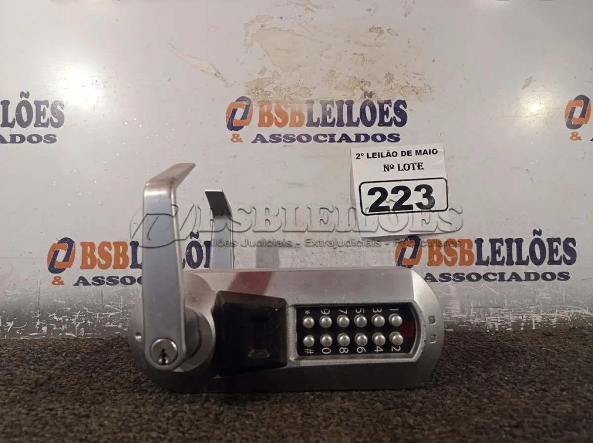 LOTE 223 - 01 FECHADURA ELETRÔNICA. (NO ESTADO) ATENÇÃO! FAZER A VISITAÇÃO ANTES DE ARREMATAR, NÃO SABEMOS SE FUNCIONA. LEILÃO NÃO TEM GARANTIA E NEM DEVOLUÇÃO, SUJEITO A POSSÍVEIS AVARIAS VISÍVEIS/OCULTAS E/OU AUSÊNCIA DE COMPONENTES.
