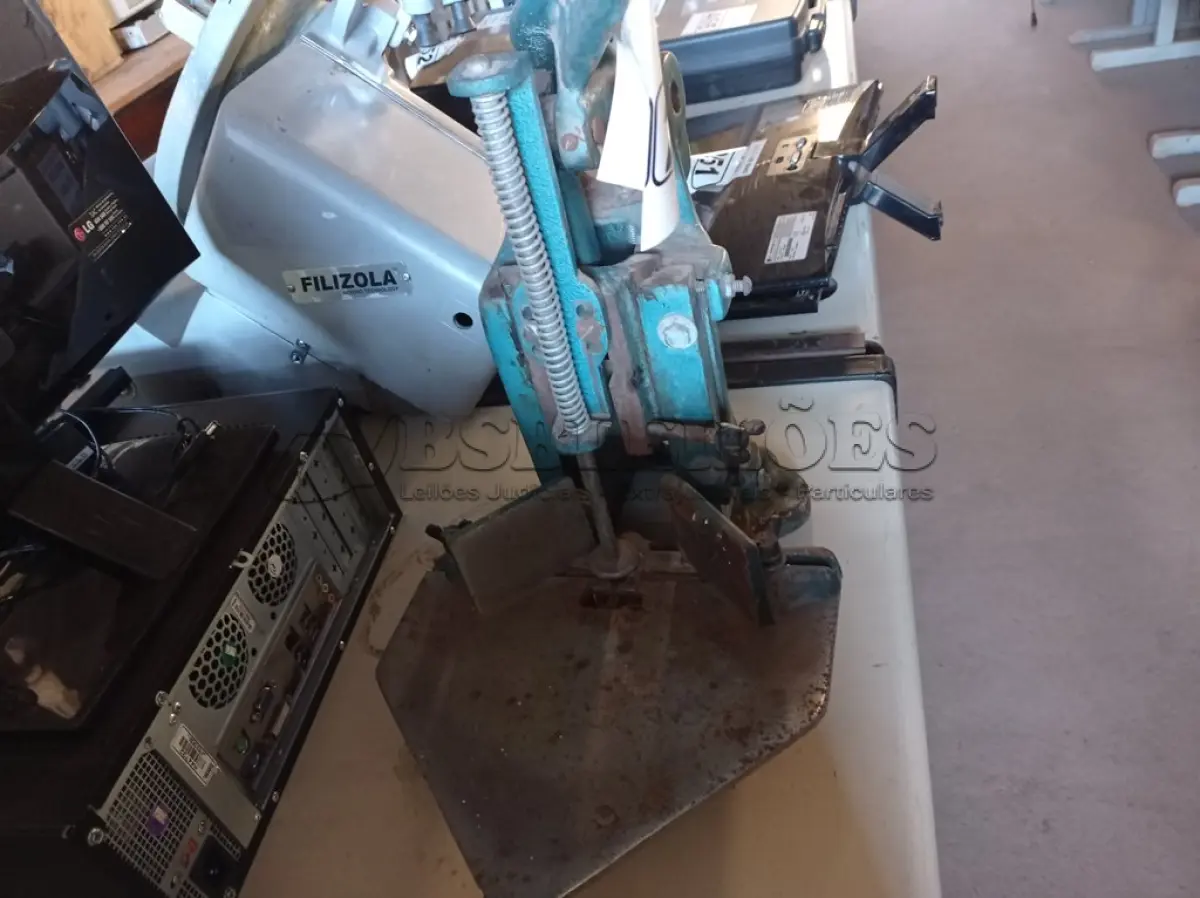 LOTE 248 - 01 ANTIGA MAQUINA GRÁFICA “MÁQUINA PARA CANTEAR”. (NO ESTADO) ATENÇÃO! FAZER A VISITAÇÃO ANTES DE ARREMATAR, NÃO SABEMOS SE FUNCIONA. LEILÃO NÃO TEM GARANTIA E NEM DEVOLUÇÃO, SUJEITO A POSSÍVEIS AVARIAS VISÍVEIS/OCULTAS E/OU AUSÊNCIA DE COMPONENTES.