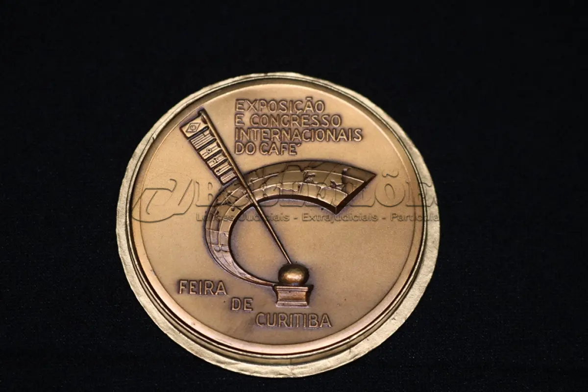 LOTE 024 - LOTE 24 – MEDALHAS CENTENÁRIO DO PARANÁ 	MEDALHA	OBSERVAÇÕES 1.		Exposição Internacional do Café, Curitiba, Centenário do Paraná. 1953. Gravador: Montini	Acobreada – Com estojo de época 2.		Exposição Internacional do Café, Curitiba, Centenário do Paraná. 1953. Gravador: Montini	Acobreada – Com estojo de época