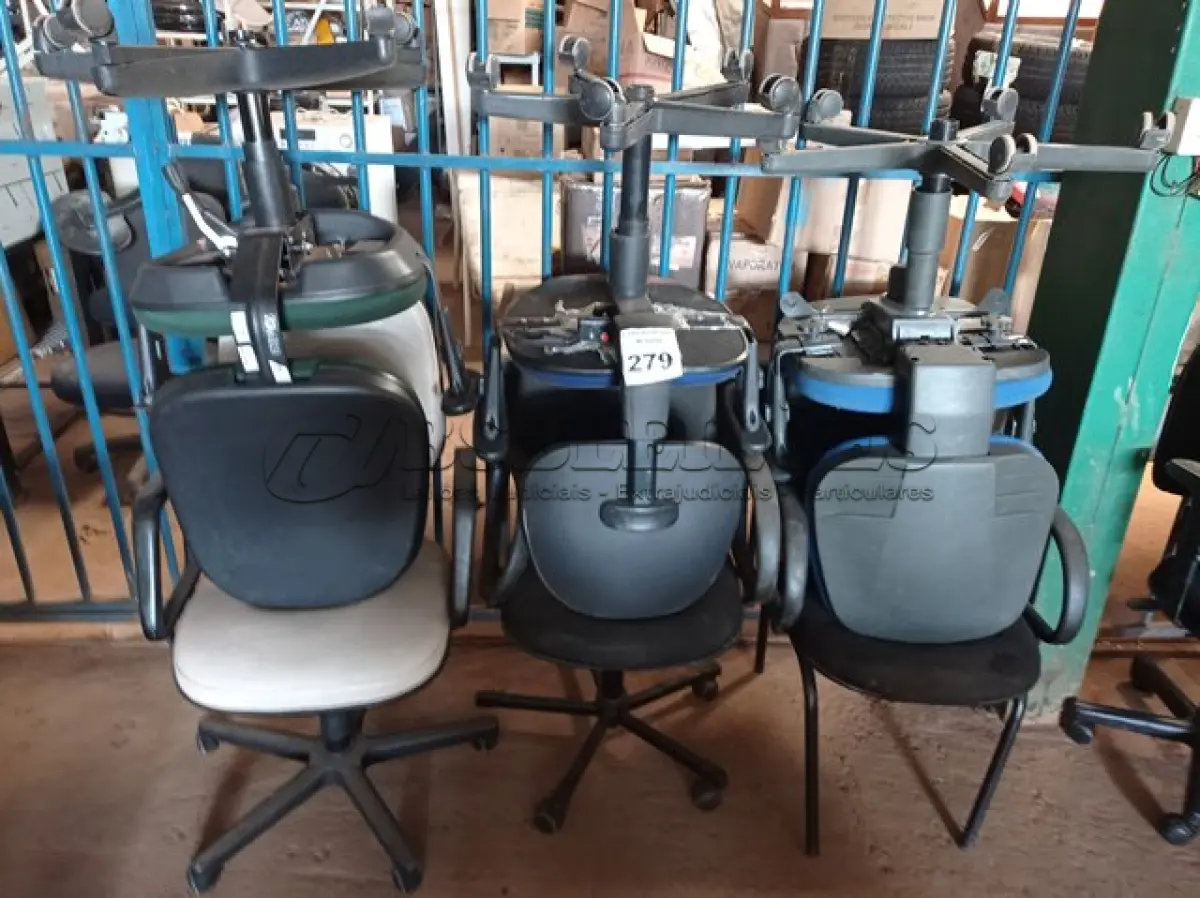 LOTE 279 - 06 CADEIRAS DE ESCRITÓRIO SENDO 01 COM BASE FIXA. (NO ESTADO) ATENÇÃO! FAZER A VISITAÇÃO ANTES DE ARREMATAR, NÃO SABEMOS SE FUNCIONA. LEILÃO NÃO TEM GARANTIA E NEM DEVOLUÇÃO, SUJEITO A POSSÍVEIS AVARIAS VISÍVEIS/OCULTAS E/OU AUSÊNCIA DE COMPONENTES.