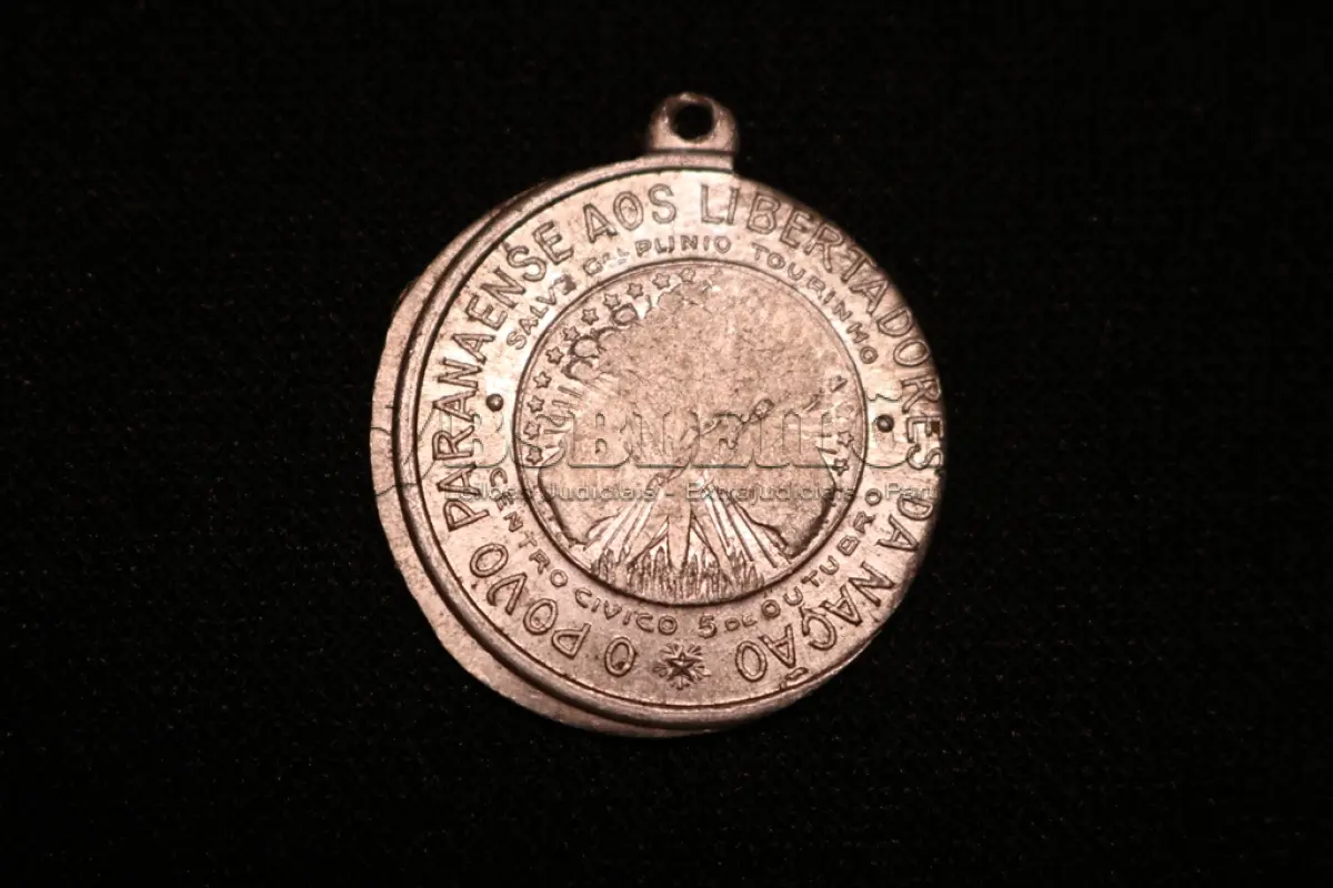 LOTE 015 - LOTE 15 – MEDALHAS CIVICAS MILITARES 	MEDALHA	OBSERVAÇÕES 1.		União Cívica Paranaense – 1916.Gravadores: Jose Peon e Fernandez	Acobreada 2.		União Cívica Paranaense – 1916.Gravadores: Jose Peon e Fernandez	Dourada – prova de cunho 3.		Revolução de 05 de outubro de 1930. Gravador: José Peon.	Prateada - envelope da Coleção Júlio Estrella Moreira 4.		Corrida do Facho Militar – 5 ª Região Militar. 1948.Gravador: José Peon	Acobreada 5.		Corrida do Facho Militar – 5 ª Região Militar. 1948.Gravador: José Peon	Acobreada 6.		Libertadores da Nação. Revolução de 1930. Gravador: Eduardo Mueller	Reveso Liso 7.		Cinquentenário da República – Tiro de Guerra Rio Branco. 1939. Gravador: Frederico Tod.	Prateada 8.		Corrida do Facho Militar – 5 ª Região Militar. 1943.Gravador: José Peon	Acobreada 9.		Corrida do Facho Militar – 5 ª Região Militar. 1960.	Acobreada 10.		1° Centenário da Policia Militar do Paraná. 1954.Gravadores Peon e Tortatto	Oxidada