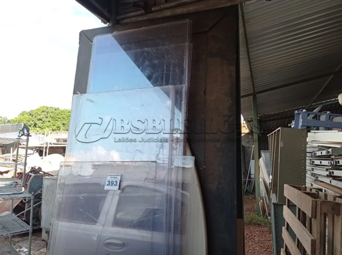 LOTE 393 - 01 TAMPO DE MESA E VÁRIOS RECORTES DE ACRÍLICO. (NO ESTADO) ATENÇÃO! FAZER A VISITAÇÃO ANTES DE ARREMATAR, NÃO SABEMOS SE FUNCIONA. LEILÃO NÃO TEM GARANTIA E NEM DEVOLUÇÃO, SUJEITO A POSSÍVEIS AVARIAS VISÍVEIS/OCULTAS E/OU AUSÊNCIA DE COMPONENTES.