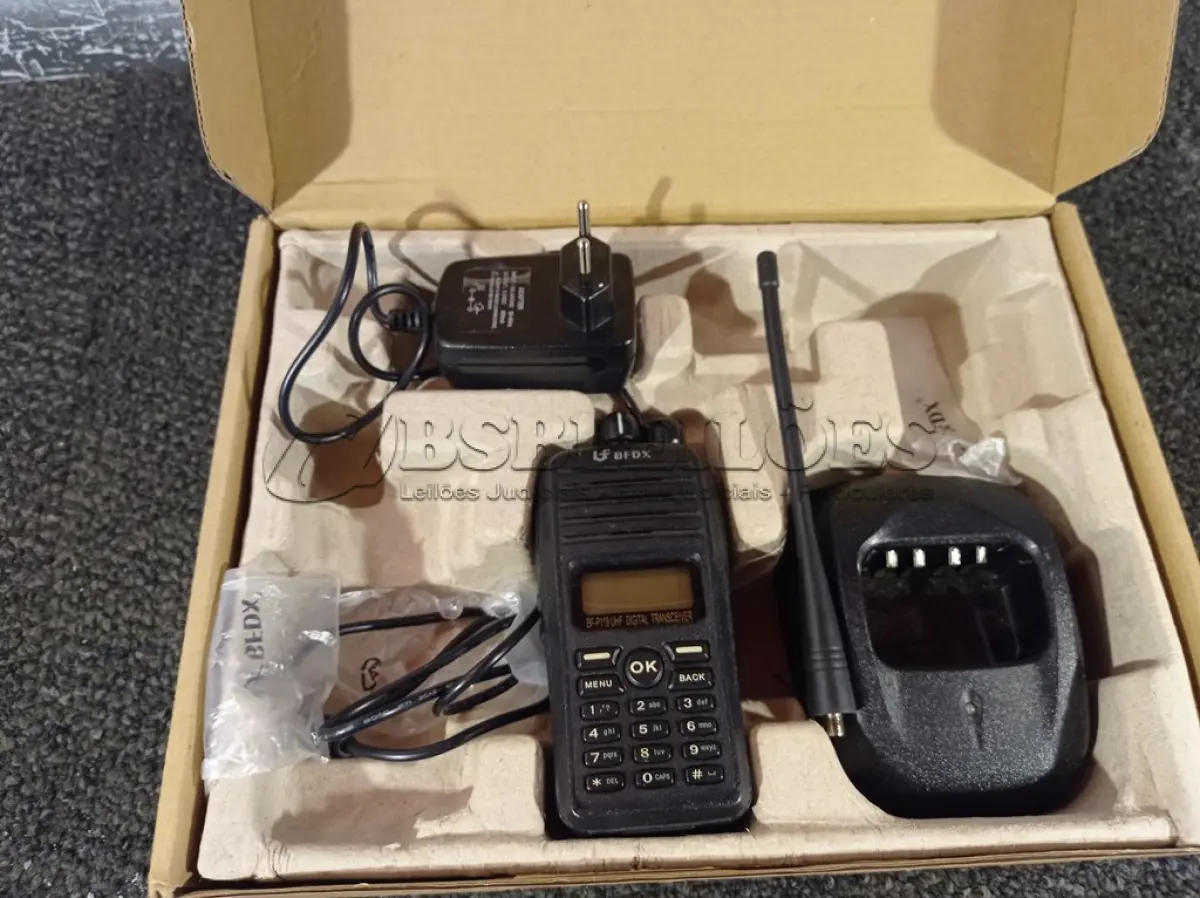 LOTE 224 - 01 RÁDIO COMUNICADOR. (NO ESTADO) ATENÇÃO! FAZER A VISITAÇÃO ANTES DE ARREMATAR, NÃO SABEMOS SE FUNCIONA. LEILÃO NÃO TEM GARANTIA E NEM DEVOLUÇÃO, SUJEITO A POSSÍVEIS AVARIAS VISÍVEIS/OCULTAS E/OU AUSÊNCIA DE COMPONENTES.