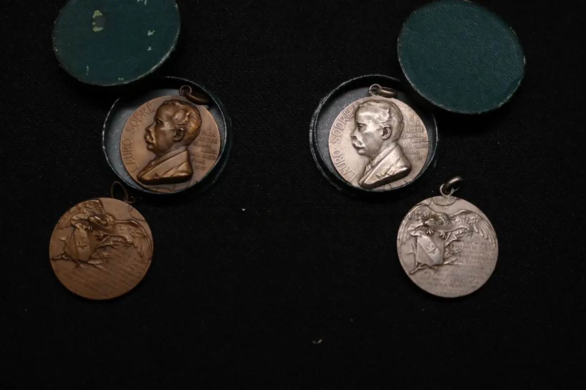 LOTE 022 - LOTE 22 – MEDALHAS LAURO SODRE 	MEDALHA	OBSERVAÇÕES 1.		Homenagem do Pará a Lauro Sodre. 1911 Gravador: P.F. Berthold	Acobreada – Com estojo de época 2.		Homenagem do Pará a Lauro Sodre. 1911 Gravador: P.F. Berthold	Prateada – Com estojo de época 3.		Homenagem do Pará a Lauro Sodre. 1911 Gravador: P.F. Berthold	Acobreada 4.		Homenagem do Pará a Lauro Sodre. 1911 Gravador: P.F. Berthold	Prateada