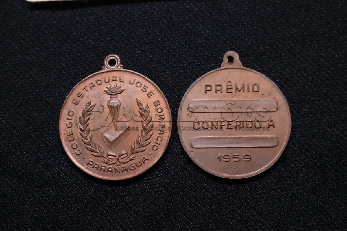 LOTE 004 - LOTE 4 – MEDALHAS PARANÁ EDUCAÇÃO E CULTURA 	MEDALHA	OBSERVAÇÕES 1.		Instituto Neo-pitagórico a Angelo Guido. 1926	Envelope de época 2.		Instituto Neo-pitagórico a Angelo Guido. 1926	Envelope de época 3.		Instituto Neo-pitagórico a Angelo Guido. 1926	Envelope da Coleção Júlio Estrella Moreira 4.		Colégio Estadual José Bonifácio, Paranagua. 1959 Gravadores: José Peon e José Tortatto.	Acobreada 5.		Inauguração da Escola Profissional República Argentina. 1932. Gravador: José Peon	Acobreada 6.		Homenagem ao professor Fernando Augusto Moreira. 1938. Gravador: José Peon	Retangular 7.		Homenagem ao professor Fernando Augusto Moreira. 1938. Gravador: José Peon	Retangular