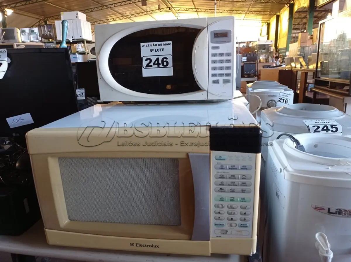 LOTE 246 - 03 MICRO-ONDAS MARCAS E MODELOS DIVERSOS. (NO ESTADO) ATENÇÃO! FAZER A VISITAÇÃO ANTES DE ARREMATAR, NÃO SABEMOS SE FUNCIONA. LEILÃO NÃO TEM GARANTIA E NEM DEVOLUÇÃO, SUJEITO A POSSÍVEIS AVARIAS VISÍVEIS/OCULTAS E/OU AUSÊNCIA DE COMPONENTES.