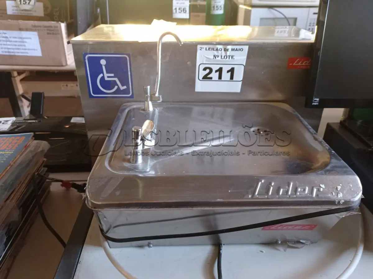 LOTE 211 - 01 BEBEDOURO DE PAREDE EM AÇO INOX MARCA LÍDER 127V. (NO ESTADO) ATENÇÃO! FAZER A VISITAÇÃO ANTES DE ARREMATAR, NÃO SABEMOS SE FUNCIONA. LEILÃO NÃO TEM GARANTIA E NEM DEVOLUÇÃO, SUJEITO A POSSÍVEIS AVARIAS VISÍVEIS/OCULTAS E/OU AUSÊNCIA DE COMPONENTES.