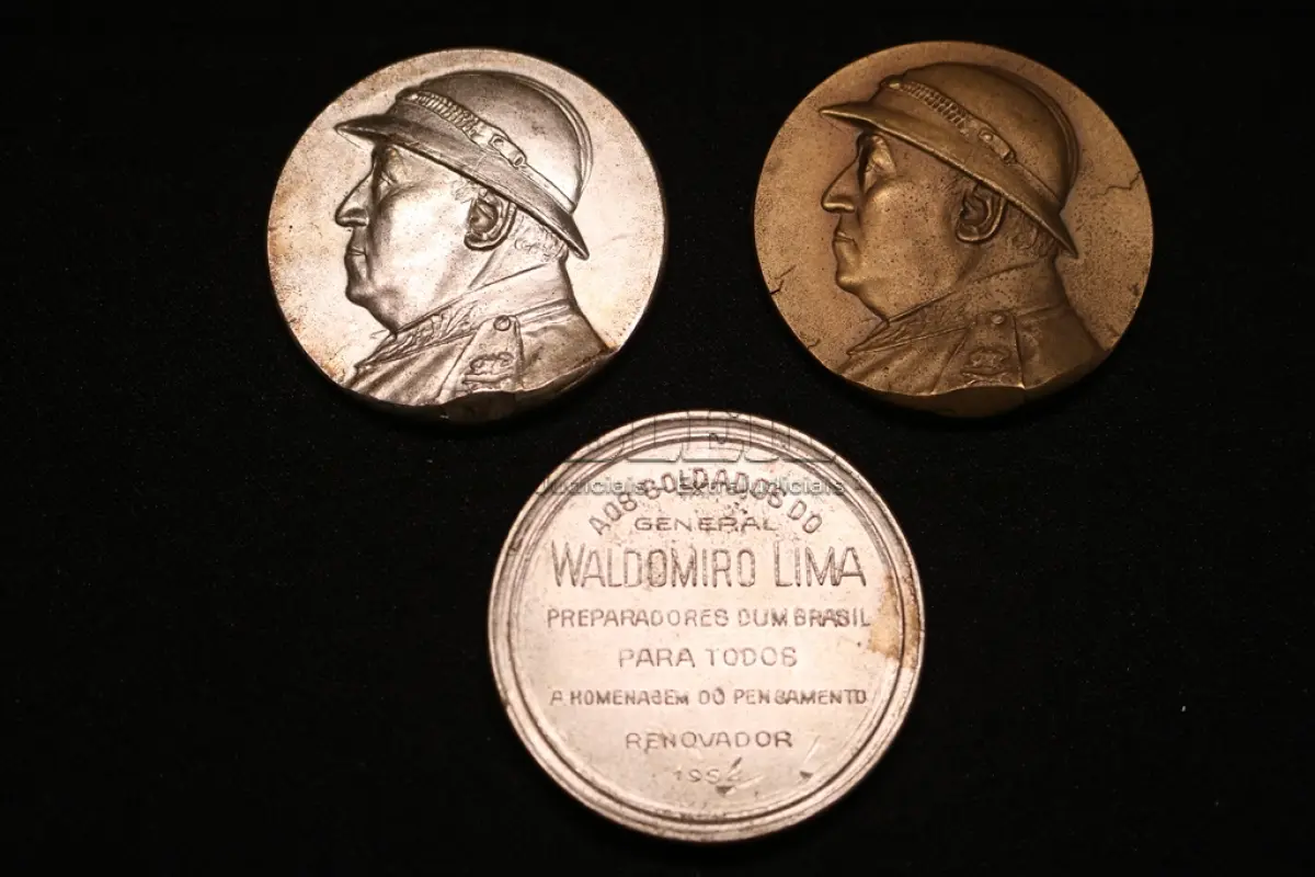 LOTE 042 - LOTE 42 – MEDALHAS DA REVOLUÇÃO DE 1932 	MEDALHA	OBSERVAÇÕES 1.		Medalhão – Soldados do General Waldomiro Lima. 1932. Gravador: José Peón.	Prateada 2.		Medalhão – Soldados do General Waldomiro Lima. 1932. Gravador: José Peón.	Prateada 3.		Medalhão – Soldados do General Waldomiro Lima. 1932. Gravador: José Peón.	Bronze 4.		Medalha Comemorativa da Campanha de 1932. Gravador: José Peón.	Acobreada – envelope da coleção Julio Estrella Moreira