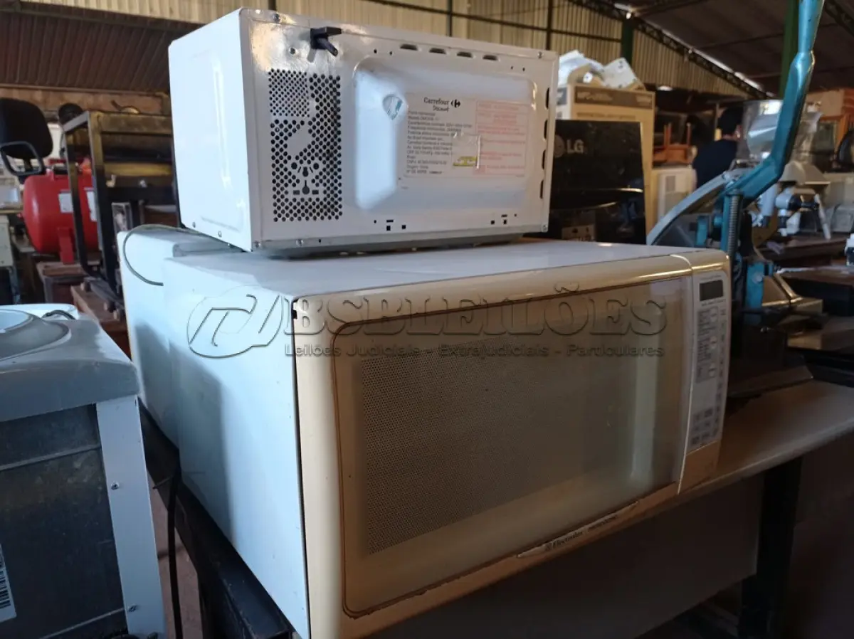 LOTE 246 - 03 MICRO-ONDAS MARCAS E MODELOS DIVERSOS. (NO ESTADO) ATENÇÃO! FAZER A VISITAÇÃO ANTES DE ARREMATAR, NÃO SABEMOS SE FUNCIONA. LEILÃO NÃO TEM GARANTIA E NEM DEVOLUÇÃO, SUJEITO A POSSÍVEIS AVARIAS VISÍVEIS/OCULTAS E/OU AUSÊNCIA DE COMPONENTES.