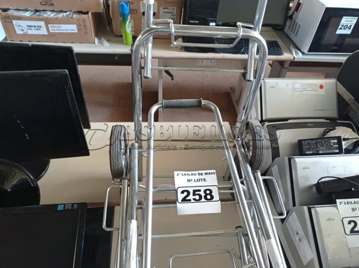 LOTE 258 - 02 CARRINHOS PARA TRANSPORTE DE CARGAS. (NO ESTADO) ATENÇÃO! FAZER A VISITAÇÃO ANTES DE ARREMATAR, NÃO SABEMOS SE FUNCIONA. LEILÃO NÃO TEM GARANTIA E NEM DEVOLUÇÃO, SUJEITO A POSSÍVEIS AVARIAS VISÍVEIS/OCULTAS E/OU AUSÊNCIA DE COMPONENTES.