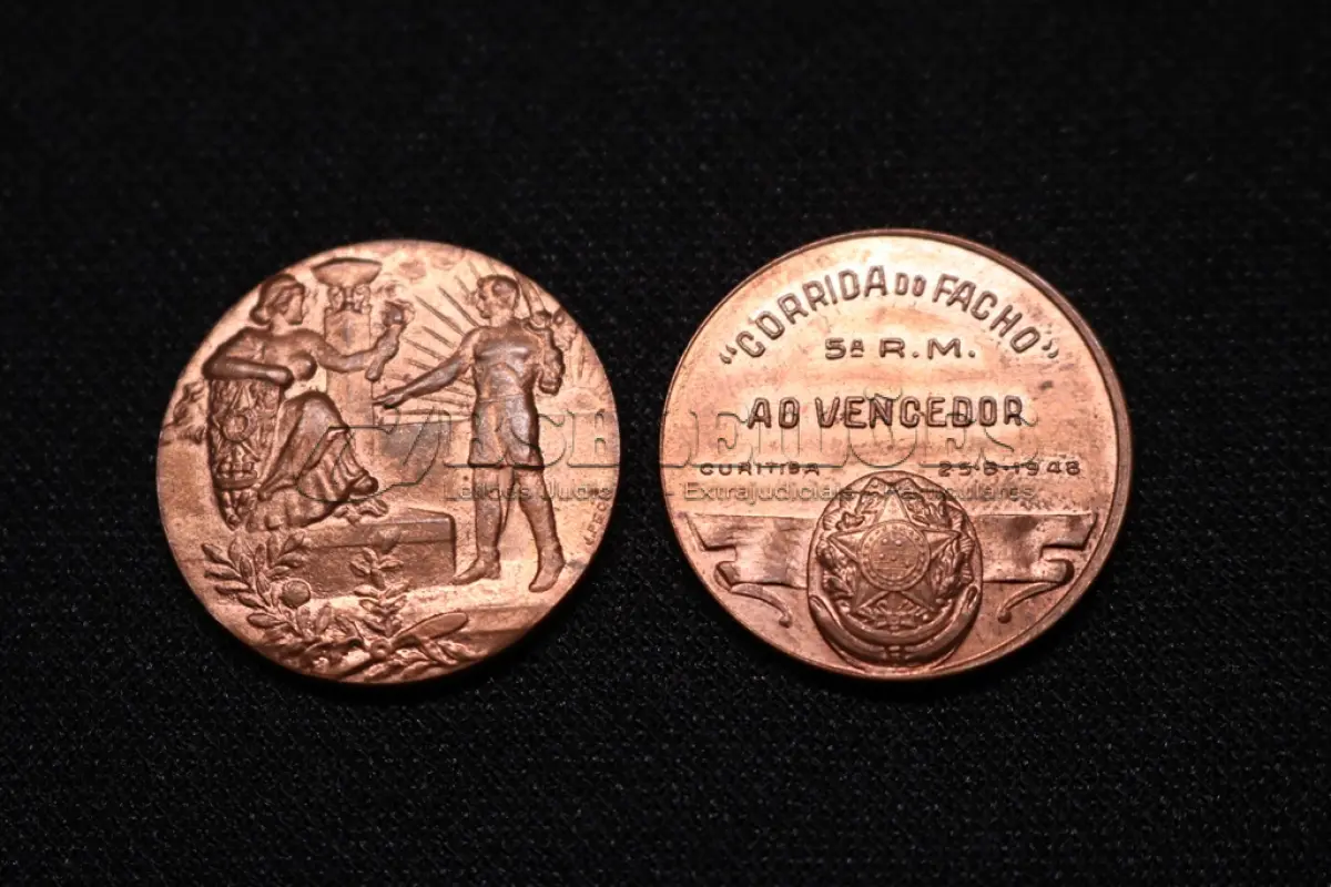 LOTE 005 - LOTE 5 – MEDALHAS CIVICAS E MILITARES 	MEDALHA	OBSERVAÇÕES 1.		União Cívica Paranaense – 1916. Gravadores: Jose Peon e Fernandez	Prova de Cunho, Bronze –  Envelope da Coleção Júlio Estrella Moreira 2.		União Cívica Paranaense – 1916. Gravadores: Jose Peon e Fernandez	Acobreada 3.		Revolução de 05 de outubro de 1930. Gravador: José Peon.	Prateada 4.		Corrida do Facho Militar – 15 Batalhão de Caçadores – Curitiba Pr.	Acobreada - envelope da Coleção Júlio Estrella Moreira 5.		Corrida do Facho Militar – 15 Batalhão de Caçadores – Curitiba Pr.	Bronze - envelope da Coleção Júlio Estrella Moreira 6.		Corrida do Facho Militar – 5 ª Região Militar. 1943. Gravador: Frederico Tod.	Acobreada 7.		Corrida do Facho Militar – 5 ª Região Militar. 1943. Gravador: Frederico Tod.	Acobreada 8.		Corrida do Facho Militar – 5 ª Região Militar. 1948. Gravador: José Peon	Acobreada 9.		Corrida do Facho Militar – 5 ª Região Militar. 1948. Gravador: José Peon	Acobreada 10.		Revolução de 1932. Gravador Montini	Acobreada 11.		Revolução de 1932. Gravador Montini	Acobreada