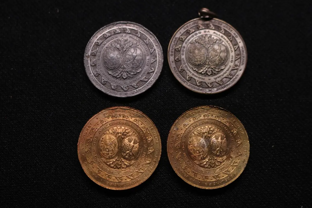 LOTE 031 - LOTE 31 – MEDALHAS CONDE ZEPPELIN 	MEDALHA	OBSERVAÇÕES 1.		Medalha Conde Zeppelin. Curitiba. 1930  Gravador: José Peón	Prateada – envelope da Coleção Júlio Estrella Moreira 2.		Medalha Conde Zeppelin. Curitiba. 1930  Gravador: José Peón	Chumbo – envelope da Coleção Júlio Estrella Moreira 3.		Medalha Conde Zeppelin. Curitiba. 1930  Gravador: José Peón	Dourada 4.		Medalha Conde Zeppelin. Curitiba. 1930  Gravador: José Peón	Dourada