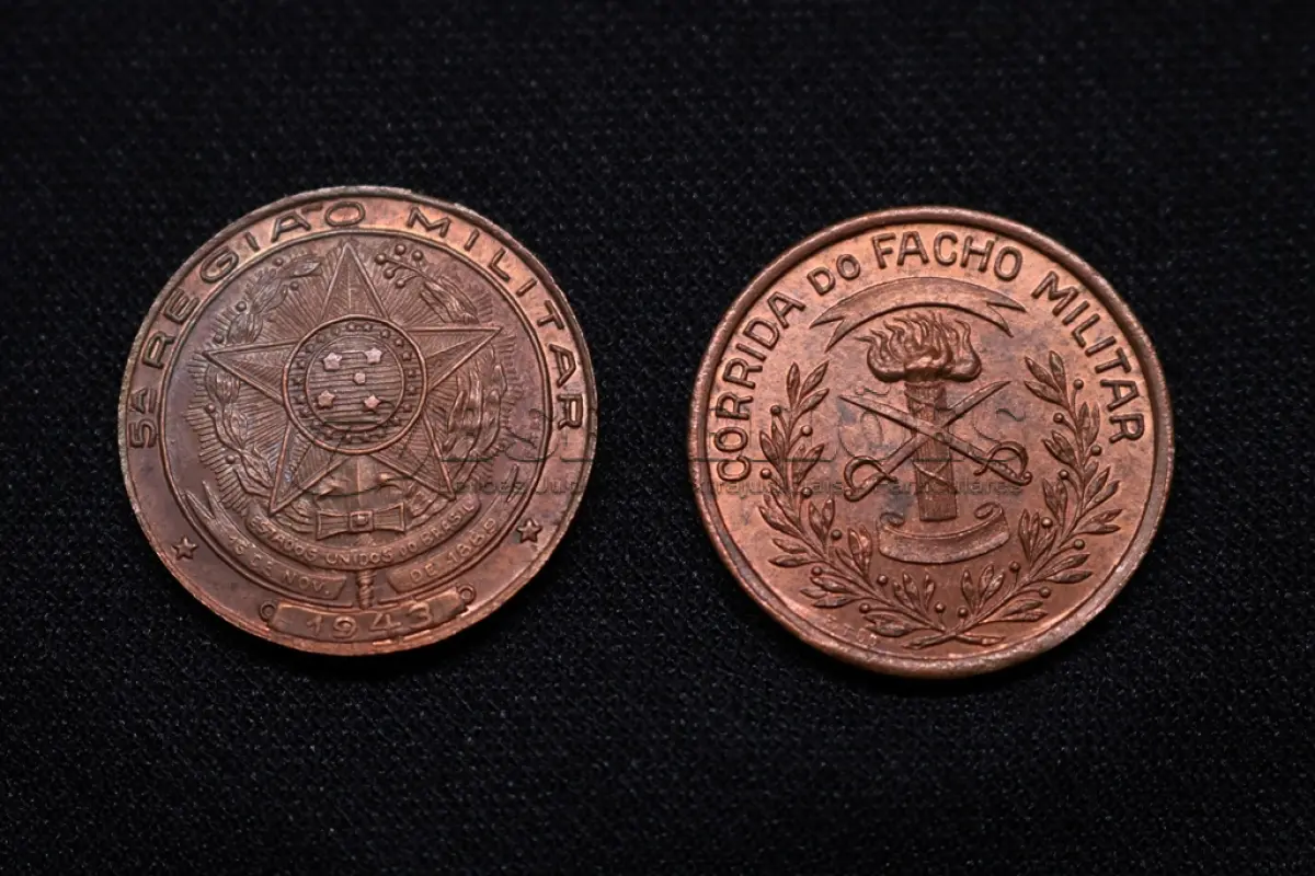 LOTE 005 - LOTE 5 – MEDALHAS CIVICAS E MILITARES 	MEDALHA	OBSERVAÇÕES 1.		União Cívica Paranaense – 1916. Gravadores: Jose Peon e Fernandez	Prova de Cunho, Bronze –  Envelope da Coleção Júlio Estrella Moreira 2.		União Cívica Paranaense – 1916. Gravadores: Jose Peon e Fernandez	Acobreada 3.		Revolução de 05 de outubro de 1930. Gravador: José Peon.	Prateada 4.		Corrida do Facho Militar – 15 Batalhão de Caçadores – Curitiba Pr.	Acobreada - envelope da Coleção Júlio Estrella Moreira 5.		Corrida do Facho Militar – 15 Batalhão de Caçadores – Curitiba Pr.	Bronze - envelope da Coleção Júlio Estrella Moreira 6.		Corrida do Facho Militar – 5 ª Região Militar. 1943. Gravador: Frederico Tod.	Acobreada 7.		Corrida do Facho Militar – 5 ª Região Militar. 1943. Gravador: Frederico Tod.	Acobreada 8.		Corrida do Facho Militar – 5 ª Região Militar. 1948. Gravador: José Peon	Acobreada 9.		Corrida do Facho Militar – 5 ª Região Militar. 1948. Gravador: José Peon	Acobreada 10.		Revolução de 1932. Gravador Montini	Acobreada 11.		Revolução de 1932. Gravador Montini	Acobreada
