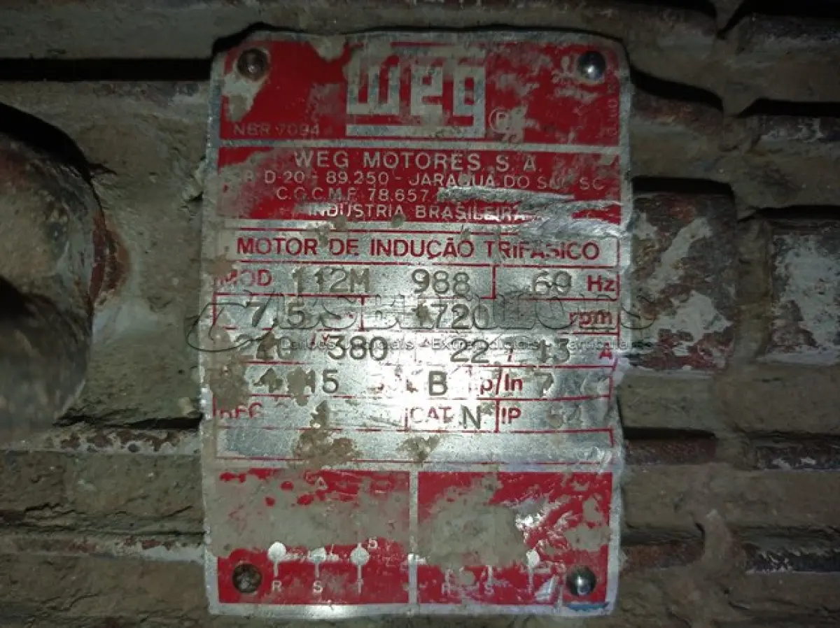 LOTE 335 - 01 MOTOR DE INDUÇÃO TRIFÁSICO MARCA WEG, MODELO 112M 989, 7,5CV 1720RPM. (NO ESTADO) ATENÇÃO! FAZER A VISITAÇÃO ANTES DE ARREMATAR, NÃO SABEMOS SE FUNCIONA. LEILÃO NÃO TEM GARANTIA E NEM DEVOLUÇÃO, SUJEITO A POSSÍVEIS AVARIAS VISÍVEIS/OCULTAS E/OU AUSÊNCIA DE COMPONENTES.