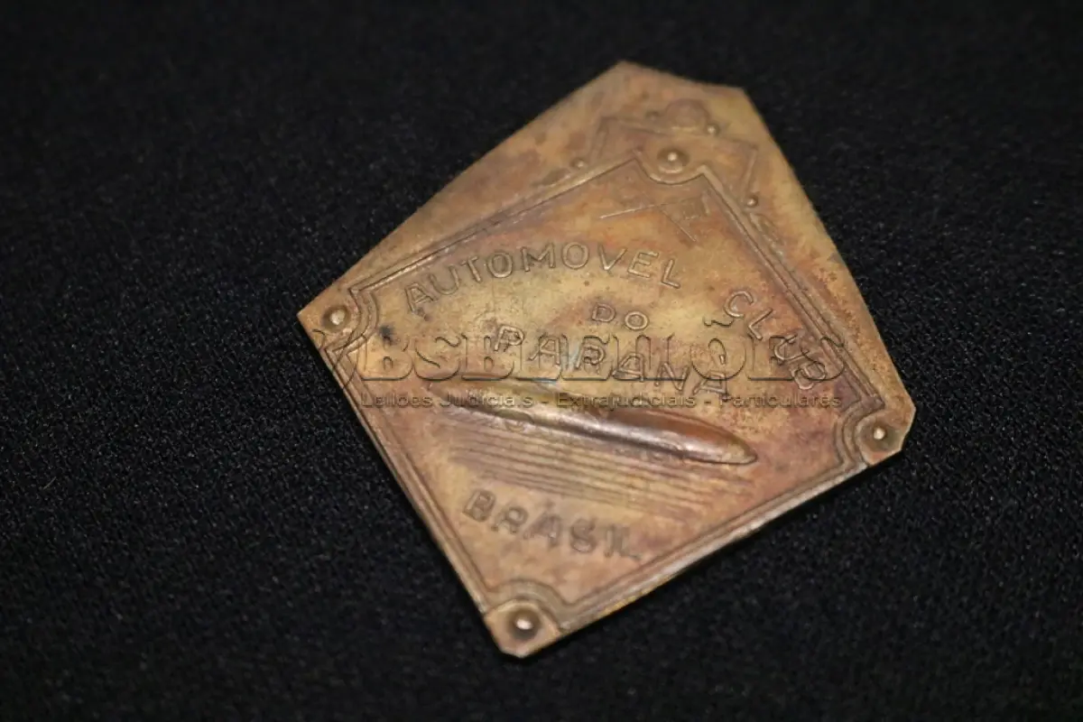 LOTE 017 - LOTE 17 – MEDALHAS FERROVIA 	MEDALHA	OBSERVAÇÕES 1.		Medalhão da Estrada de Ferro Central do Paraná. 1970 Gravador: José Mansur Karam	Acobreada – reverso liso - envelope de época  2.		1° Marco da Estrada de Ferro Central do Paraná.1948 Homenagem ao Governador Moyses Lupion.Gravador: João Moelleken	Dourada - envelope da Coleção Júlio Estrella Moreira 3.		Automóvel Clube do Paraná.	Dourada – Prova de cunho 4.		Automóvel Clube do Paraná.	Dourada – Prova de cunho