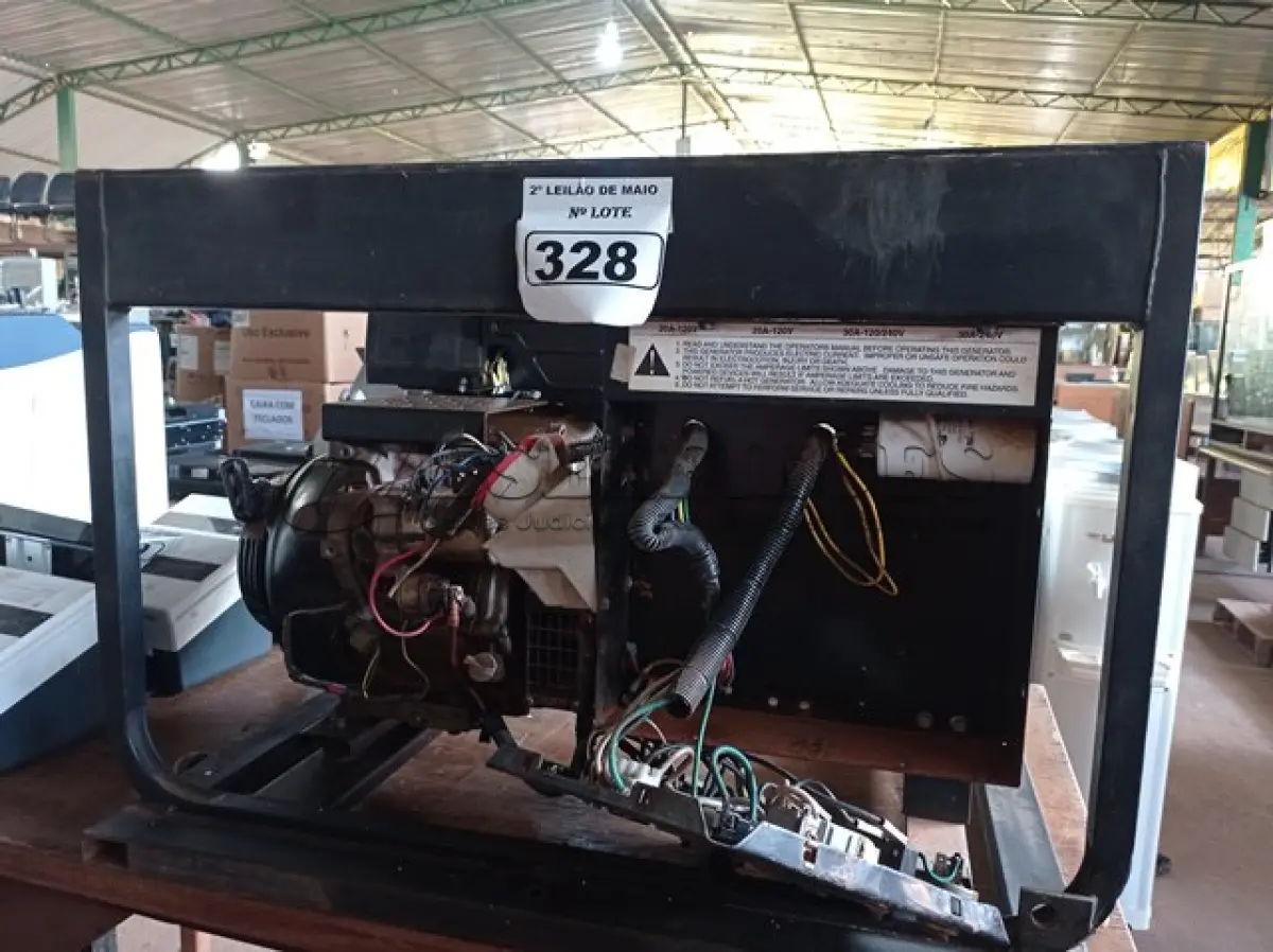 LOTE 328 - 01 GERADOR A GASOLINA COM MOTOR HONDA GX390 13,0. (NO ESTADO) ATENÇÃO! FAZER A VISITAÇÃO ANTES DE ARREMATAR, NÃO SABEMOS SE FUNCIONA. LEILÃO NÃO TEM GARANTIA E NEM DEVOLUÇÃO, SUJEITO A POSSÍVEIS AVARIAS VISÍVEIS/OCULTAS E/OU AUSÊNCIA DE COMPONENTES.