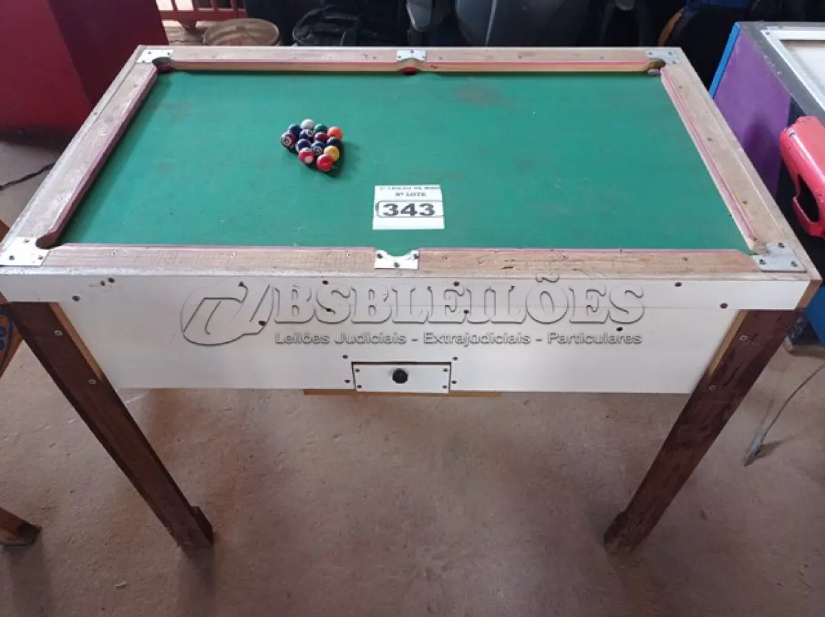 LOTE 343 - 01 MESA DE SINUCA PEQUENA. (NO ESTADO) ATENÇÃO! FAZER A VISITAÇÃO ANTES DE ARREMATAR, NÃO SABEMOS SE FUNCIONA. LEILÃO NÃO TEM GARANTIA E NEM DEVOLUÇÃO, SUJEITO A POSSÍVEIS AVARIAS VISÍVEIS/OCULTAS E/OU AUSÊNCIA DE COMPONENTES.