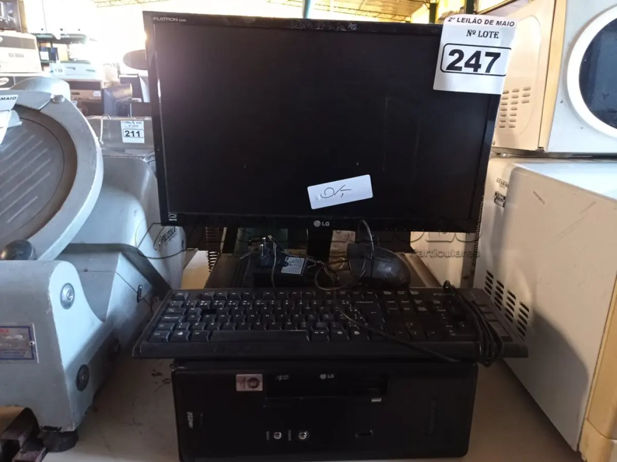 LOTE 247 - 01 CPU, 01 MONITOR, 01 TECLADO E 01 MOUSE. (NO ESTADO) ATENÇÃO! FAZER A VISITAÇÃO ANTES DE ARREMATAR, NÃO SABEMOS SE FUNCIONA. LEILÃO NÃO TEM GARANTIA E NEM DEVOLUÇÃO, SUJEITO A POSSÍVEIS AVARIAS VISÍVEIS/OCULTAS E/OU AUSÊNCIA DE COMPONENTES.