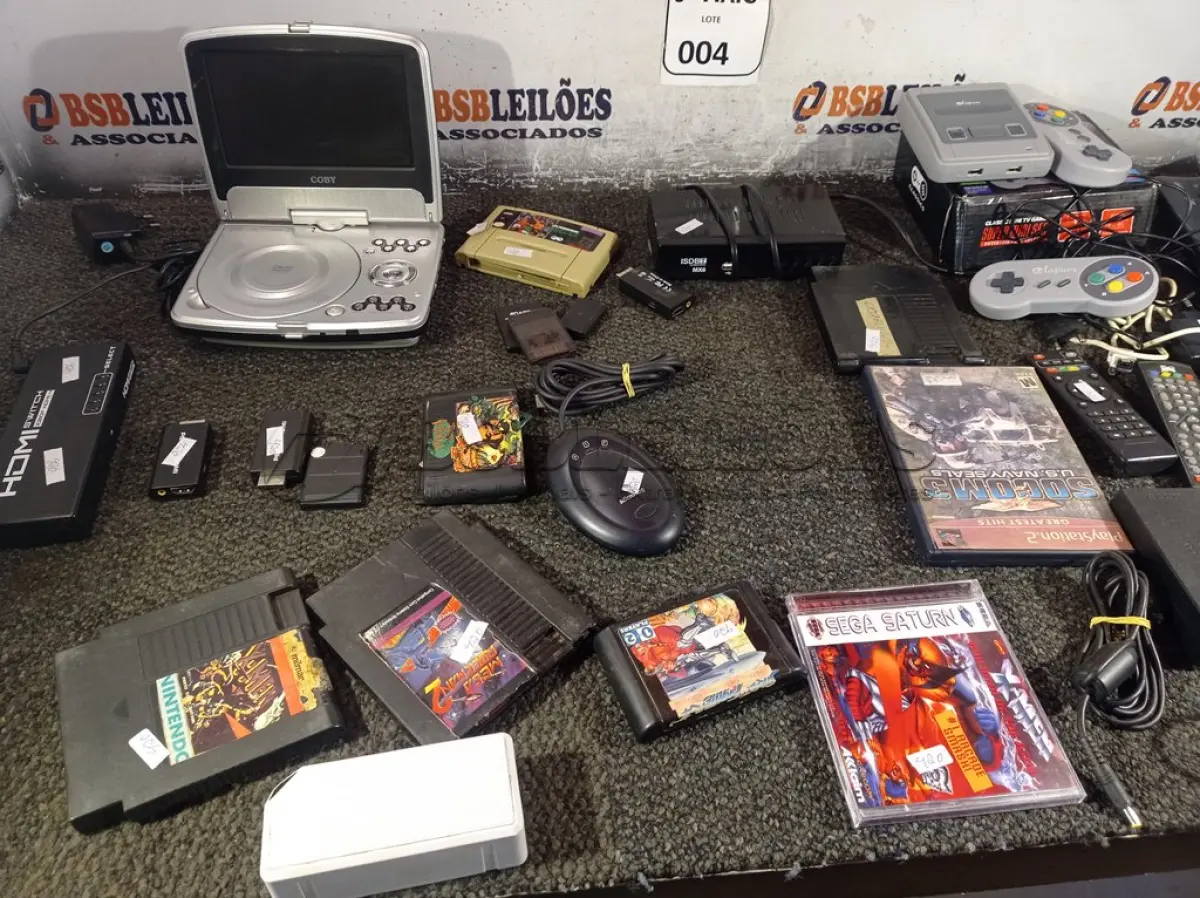 LOTE 004 - 01 LOTE COM CONTROLES DE VÍDEO GAME, CONTROLES DE TV, MEMORY CARD DE JOGOS E DIVERSOS ELETRÔNICOS. (NO ESTADO) ATENÇÃO! FAZER A VISITAÇÃO ANTES DE ARREMATAR, NÃO SABEMOS SE FUNCIONA. LEILÃO NÃO TEM GARANTIA E NEM DEVOLUÇÃO, SUJEITO A POSSÍVEIS AVARIAS VISÍVEIS/OCULTAS E/OU AUSÊNCIA DE COMPONENTES.