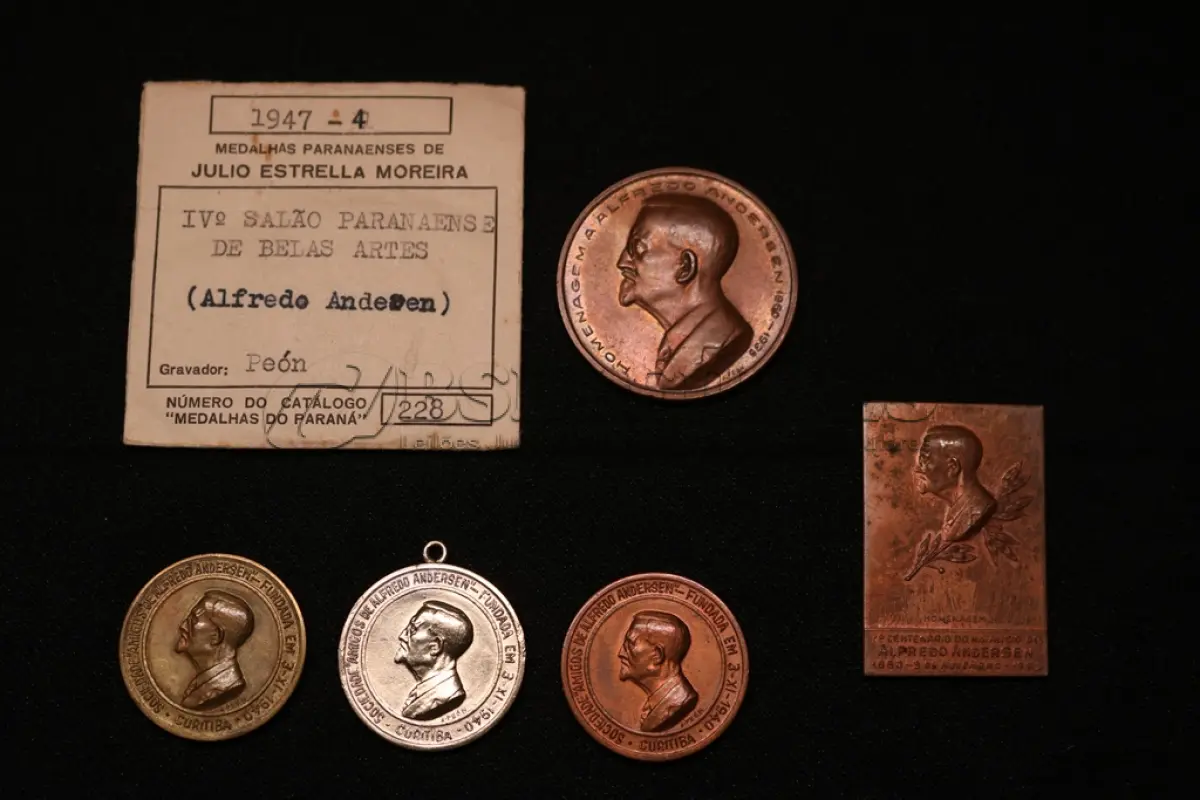 LOTE 014 - LOTE 14 – MEDALHAS – ALFREDO ANDERSEN 	MEDALHA	OBSERVAÇÕES 1.		1ª Exposição de Artistas Paranaenses no Rio de Janeiro. Sociedade de Amigos de Alfredo Andersen.1943. Gravador: José Peon	Bronze 2.		1ª Exposição de Artistas Paranaenses no Rio de Janeiro. Sociedade de Amigos de Alfredo Andersen.1943. Gravador: José Peon	Cobre 3.		1ª Exposição de Artistas Paranaenses no Rio de Janeiro. Sociedade de Amigos de Alfredo Andersen.1943. Gravador: José Peon	Prateada 4.		IV Salão Paranaense de Belas Artes. 1947. Homenagem a Alfredo Andersen (1860-1935). Gravador: José Peon	Cobre 5.		1° Salão Internacional de Arte Fotografica. Foto Clube Colméia. 1960. Gravadores: José Peon e José Tortatto.