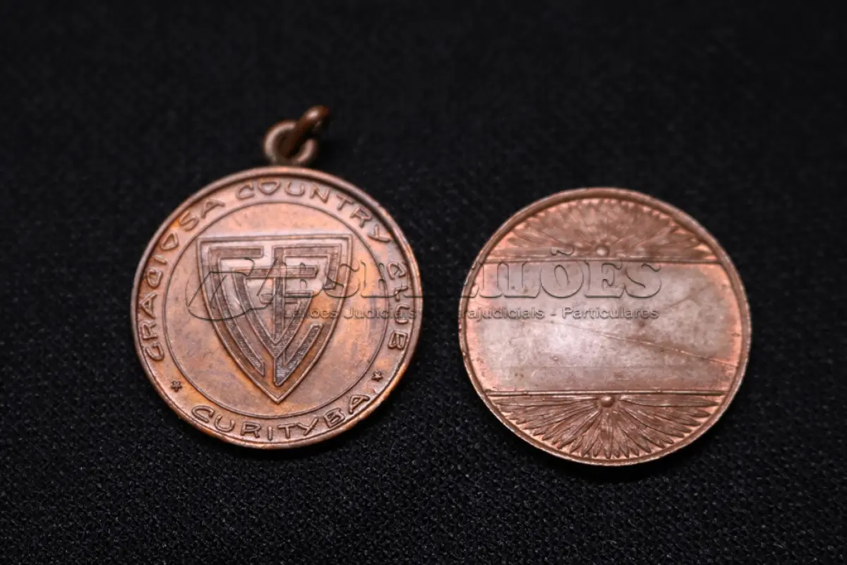 LOTE 009 - LOTE 9 – MEDALHAS PALESTRA ITÁLIA - ESPORTE 	MEDALHA	OBSERVAÇÕES 1.		Joquei Clube do Paraná – Festa da Terra. 1931	Acobreada - envelope da Coleção Júlio Estrella Moreira 2.		Joquei Clube do Paraná – Festa da Terra. 1931	Acobreada 3.		Joquei Clube do Paraná – Festa da Terra. 1931	Acobreada 4.		Joquei Clube do Paraná – Festa da Terra. 1931	Acobreada 5.		Joquei Clube do Paraná – Festa da Terra. 1931	Acobreada 6.		Joquei Clube do Paraná – Festa da Terra. 1931	Acobreada 7.		Graciosa Country Club – Campeonato de Tênis 1939. Gravador Mueller	Prateada - envelope da Coleção Júlio Estrella Moreira 8.		Graciosa Country Club – 1938. Gravador Mueller	Prateada - envelope da Coleção Júlio Estrella Moreira 9.		Graciosa Country Club – 1938. Gravador  J. Peón	Bronze - envelope da Coleção Júlio Estrella Moreira 10.		Graciosa Country Club – 1938. Gravador J. Peón	Bronze 11.		Sociedade de Tiro ao Alvo de Curitiba. 1940 Gravador: Mueller	Prateada - envelope da Coleção Júlio Estrella Moreira