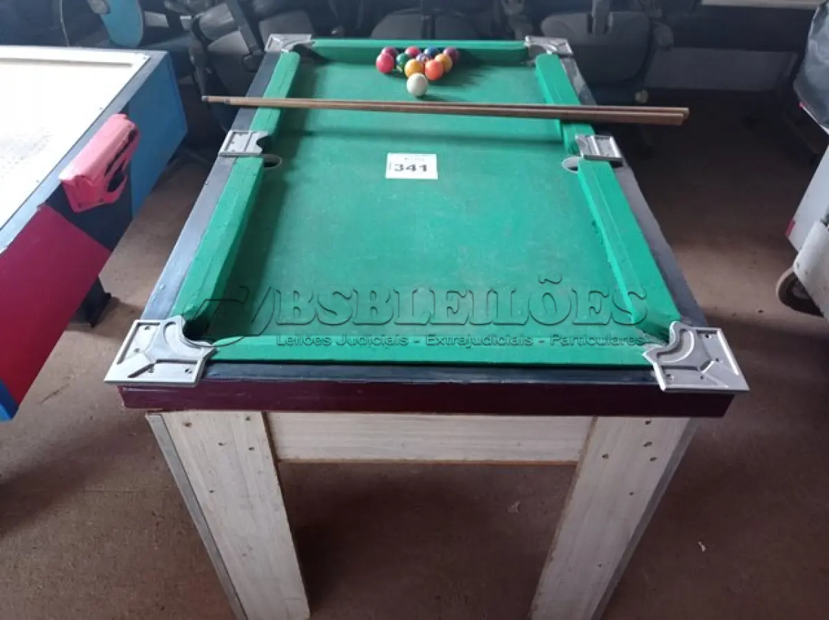 LOTE 341 - 01 MESA DE SINUCA PEQUENA. (NO ESTADO) ATENÇÃO! FAZER A VISITAÇÃO ANTES DE ARREMATAR, NÃO SABEMOS SE FUNCIONA. LEILÃO NÃO TEM GARANTIA E NEM DEVOLUÇÃO, SUJEITO A POSSÍVEIS AVARIAS VISÍVEIS/OCULTAS E/OU AUSÊNCIA DE COMPONENTES.