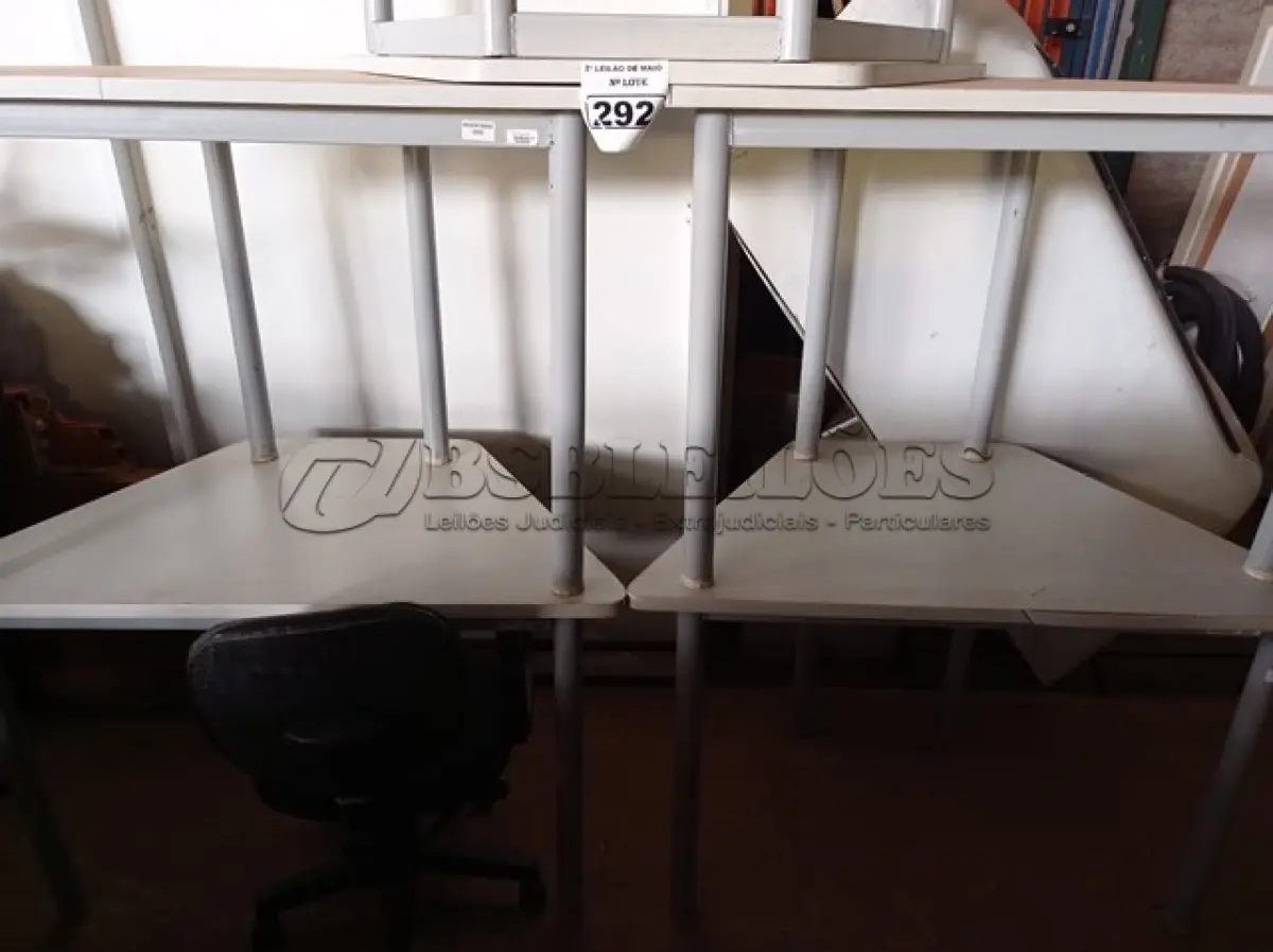 LOTE 292 - 05 MESAS DE CANTO COM BASE DE FERRO E TAMPO DE MADEIRA E 01 CADEIRA DE ESCRITÓRIO COM BASE GIRATÓRIA. (NO ESTADO) ATENÇÃO! FAZER A VISITAÇÃO ANTES DE ARREMATAR, NÃO SABEMOS SE FUNCIONA. LEILÃO NÃO TEM GARANTIA E NEM DEVOLUÇÃO, SUJEITO A POSSÍVEIS AVARIAS VISÍVEIS/OCULTAS E/OU AUSÊNCIA DE COMPONENTES.
