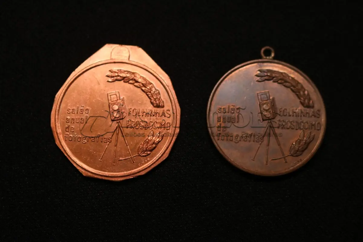 LOTE 025 - LOTE 25 – MEDALHAS INDÚSTRIA 	MEDALHA	OBSERVAÇÕES 1.		Fabrica de Curitiba. 1944.	Bronzeada – envelope da Coleção Júlio Estrella Moreira 2.		Salão anual de fotografias folhinhas Prosdócimo Gravador: Frederico Tod.	Bronzeada – prova de cunho 3.		Salão anual de fotografias folhinhas Prosdócimo Gravador: Frederico Tod.	Bronzeada – envelope da Coleção Júlio Estrella Moreira 4.		Grande Prémio Prosdócimo (ciclismo) Gravador: José Peón	Bronzeada 5.		Grande Prémio Prosdócimo (ciclismo) Gravador: José Peón	Bronzeada