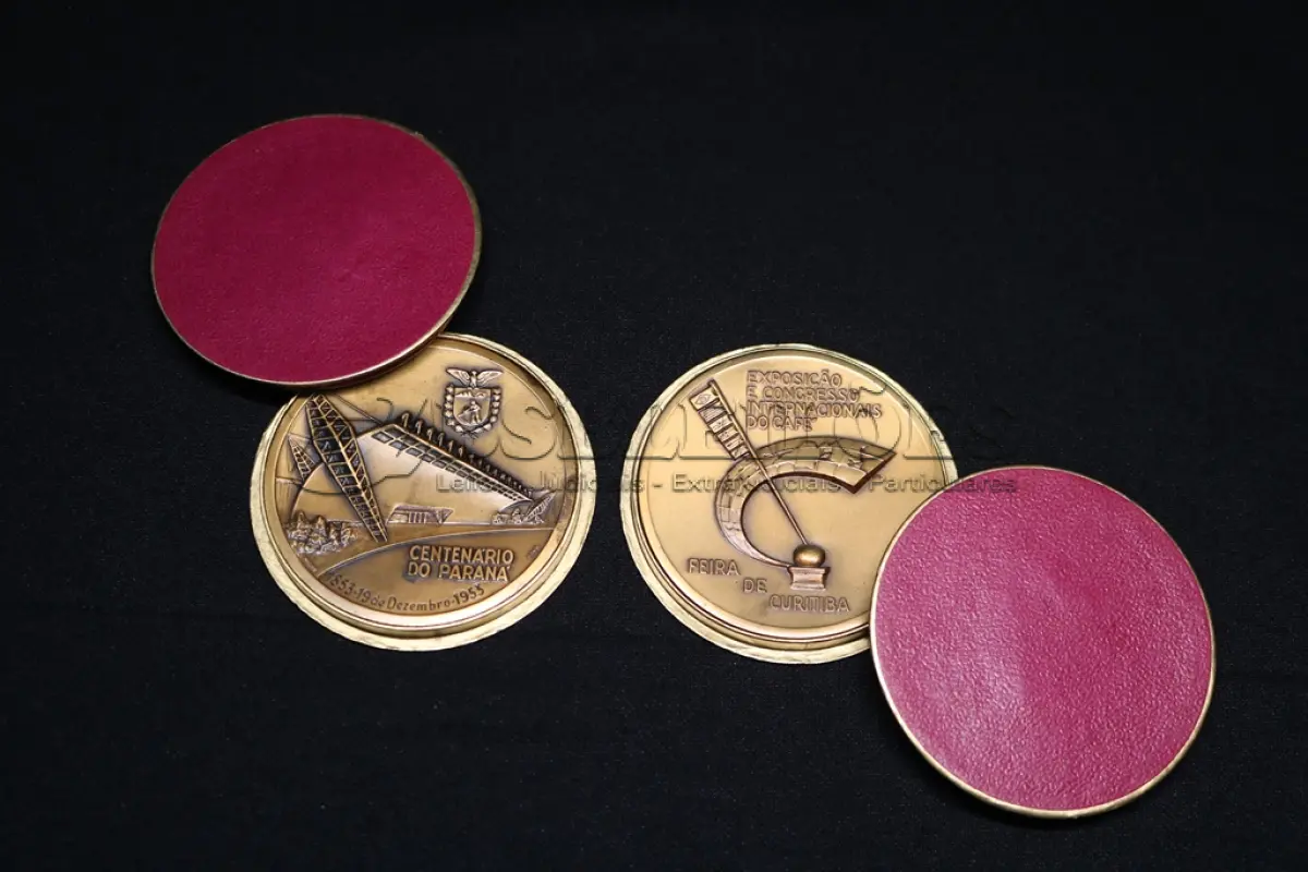 LOTE 024 - LOTE 24 – MEDALHAS CENTENÁRIO DO PARANÁ 	MEDALHA	OBSERVAÇÕES 1.		Exposição Internacional do Café, Curitiba, Centenário do Paraná. 1953. Gravador: Montini	Acobreada – Com estojo de época 2.		Exposição Internacional do Café, Curitiba, Centenário do Paraná. 1953. Gravador: Montini	Acobreada – Com estojo de época
