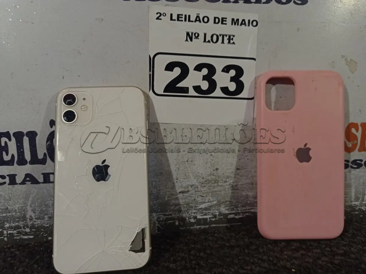 LOTE 233 - 01 IPHONE 11 128GB. (NO ESTADO) ATENÇÃO! FAZER A VISITAÇÃO ANTES DE ARREMATAR, NÃO SABEMOS SE FUNCIONA. LEILÃO NÃO TEM GARANTIA E NEM DEVOLUÇÃO, SUJEITO A POSSÍVEIS AVARIAS VISÍVEIS/OCULTAS E/OU AUSÊNCIA DE COMPONENTES.