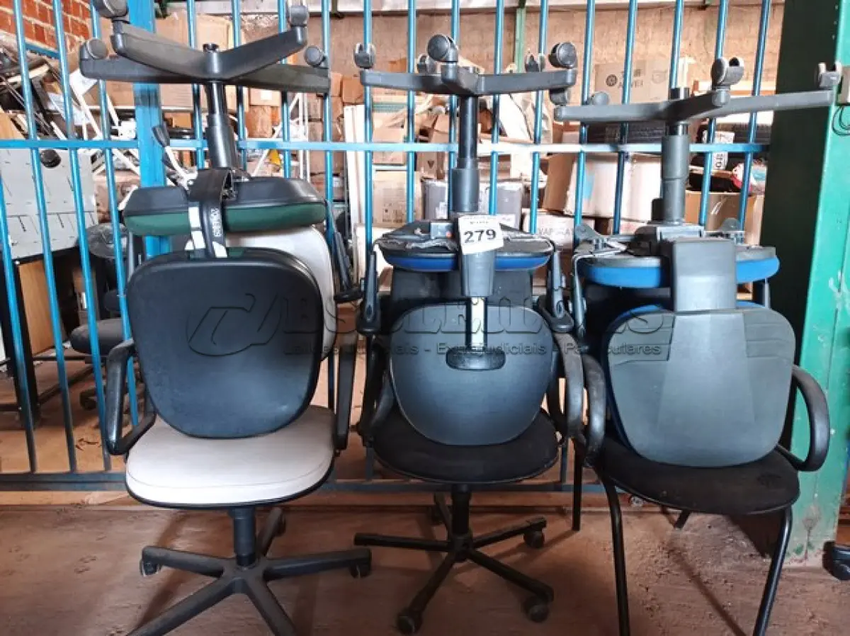 LOTE 279 - 06 CADEIRAS DE ESCRITÓRIO SENDO 01 COM BASE FIXA. (NO ESTADO) ATENÇÃO! FAZER A VISITAÇÃO ANTES DE ARREMATAR, NÃO SABEMOS SE FUNCIONA. LEILÃO NÃO TEM GARANTIA E NEM DEVOLUÇÃO, SUJEITO A POSSÍVEIS AVARIAS VISÍVEIS/OCULTAS E/OU AUSÊNCIA DE COMPONENTES.
