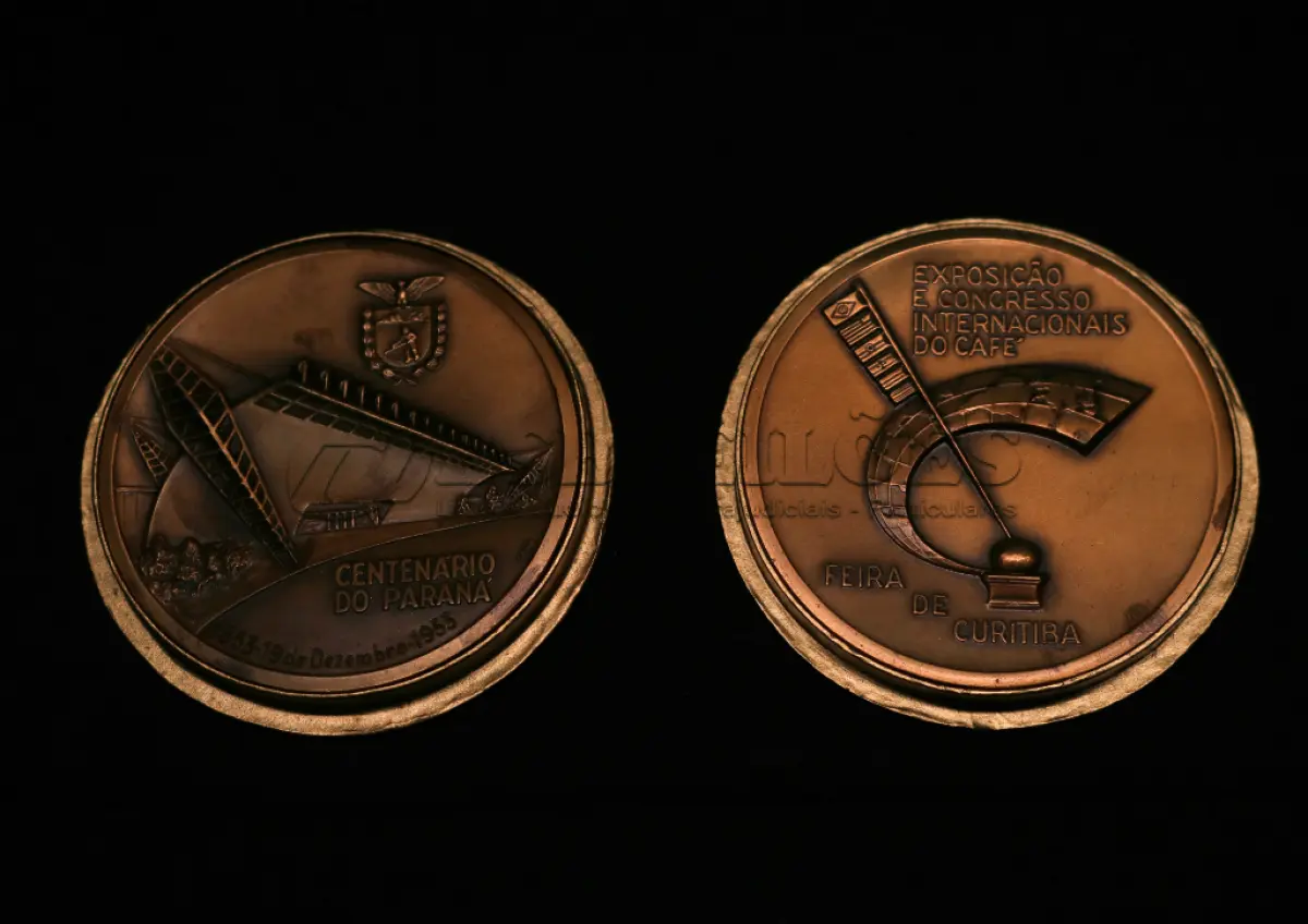 LOTE 024 - LOTE 24 – MEDALHAS CENTENÁRIO DO PARANÁ 	MEDALHA	OBSERVAÇÕES 1.		Exposição Internacional do Café, Curitiba, Centenário do Paraná. 1953. Gravador: Montini	Acobreada – Com estojo de época 2.		Exposição Internacional do Café, Curitiba, Centenário do Paraná. 1953. Gravador: Montini	Acobreada – Com estojo de época