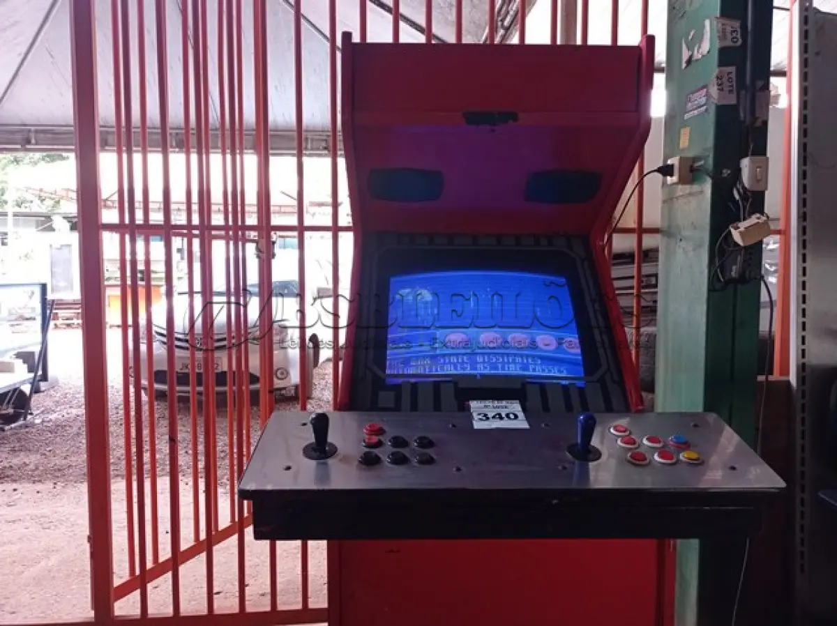 LOTE 340 - 01 MÁQUINA DE FLIPERAMA THE KING OF FIGHTERS. (NO ESTADO) ATENÇÃO! FAZER A VISITAÇÃO ANTES DE ARREMATAR, NÃO SABEMOS SE FUNCIONA. LEILÃO NÃO TEM GARANTIA E NEM DEVOLUÇÃO, SUJEITO A POSSÍVEIS AVARIAS VISÍVEIS/OCULTAS E/OU AUSÊNCIA DE COMPONENTES.